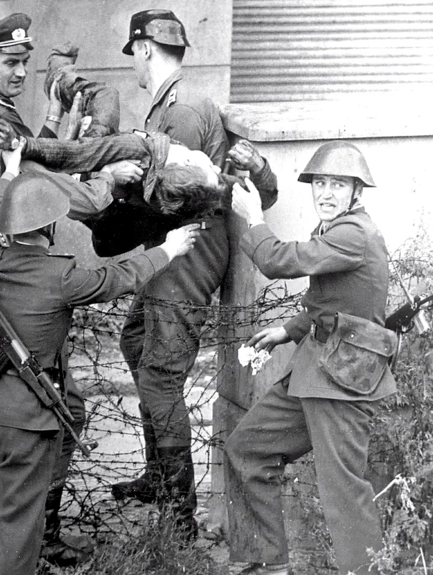 17. august 1962 forsøgte Peter Fechter at flygte til Vesten, men blev skudt af østtyske vagter og døde. Ordren om at skyde for at dræbe kom fra kommunistpartiets øverste ledelse. Ifølge Ines Geipel var DDR ikke et kommunistisk helvede, men et nazistisk.