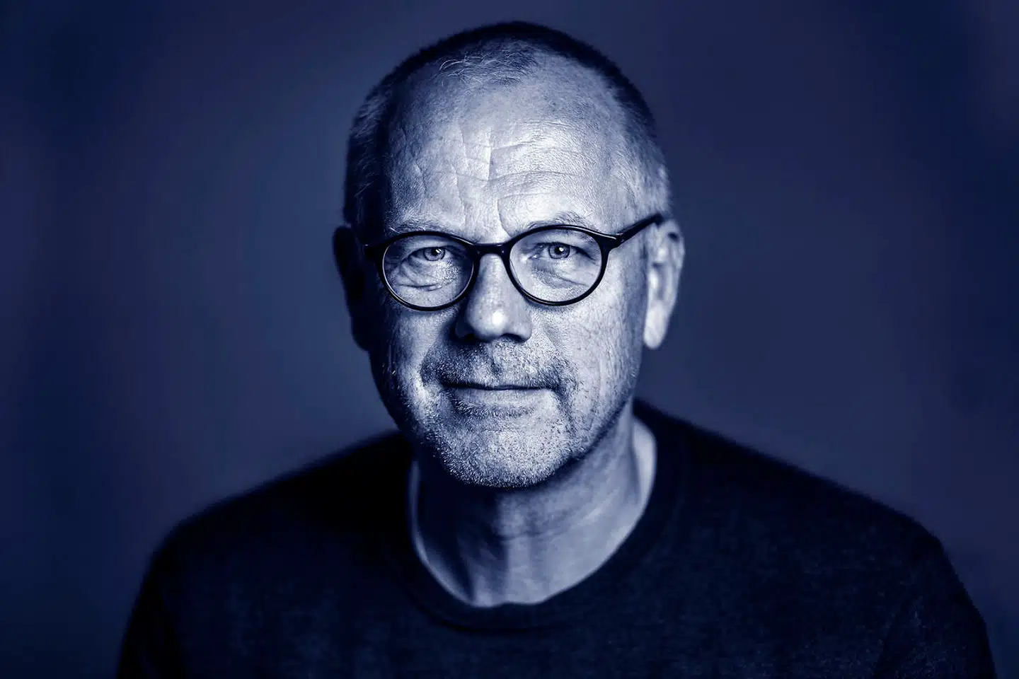 Jens Lundgren, professor i infektionssygdomme ved Københavns Universitet og overlæge på Rigshospitalet, siger, at »Danmark har nærmest hamstret vacciner. Vi kan vaccinere alle fire gange.«