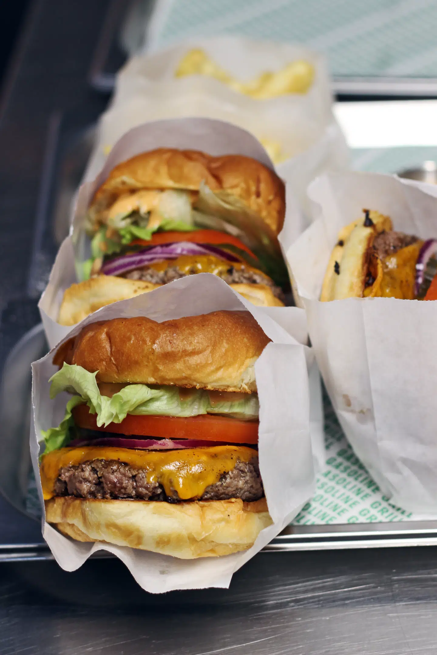 Kødet, som hakkes på stedet og dagen, giver en bøf, som er særlig saftig, mener Berlingskes madanmeldere.