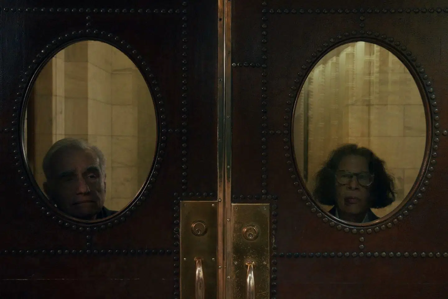 Den 70-årige Lebowitz (t.h.) udfolder fortiden, dybdeanalyserer nutiden og tilgiver fremtiden. De liflige rablerier er virtuost iscenesat af en anden ærkenewyorker, den 79-årige mesterinstruktør Martin Scorsese.