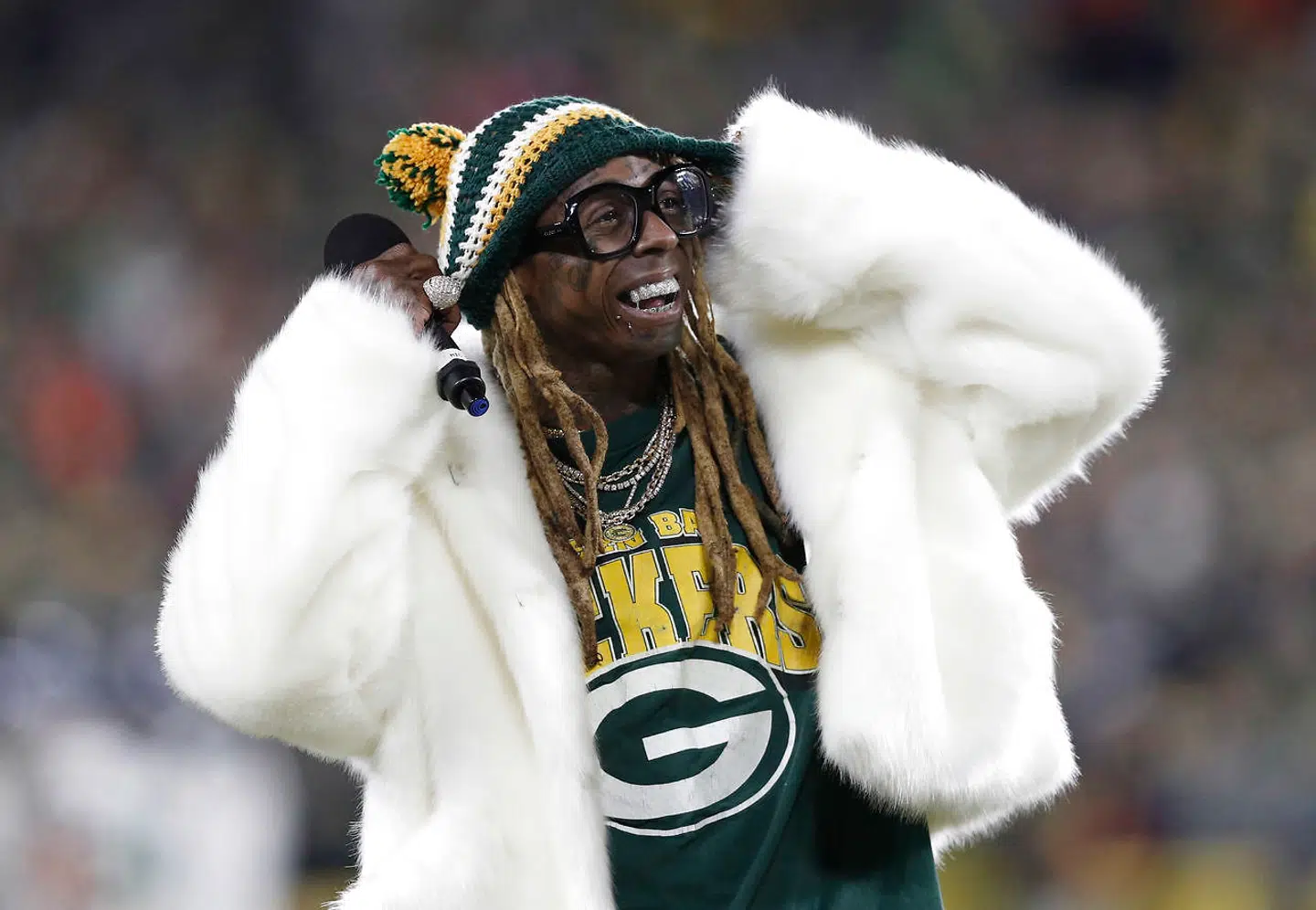 Rapperen Lil Wayne er en af de benådede, som før har heppet på Donald Trump som præsident. Her optræder han til en sportskamp.