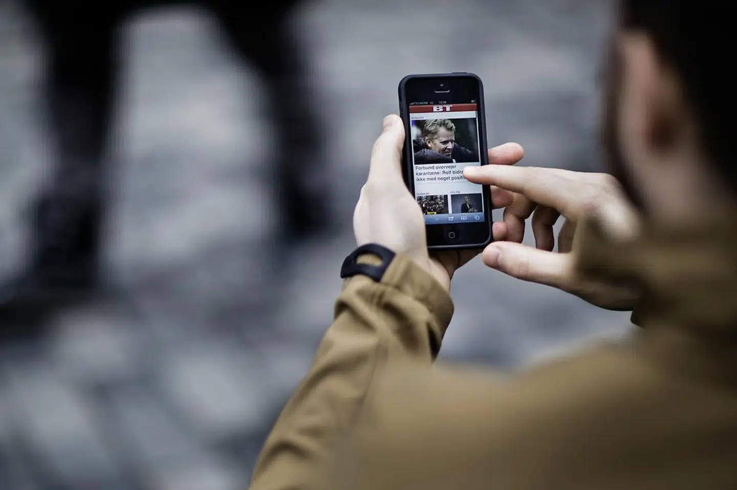 »Det nye og særlig bekymringsværdige er, at det især er de yngre generationer, dem der går under betegnelserne Millennials og Generation Z, der har gavn af at bruge de traditionelle nyhedsmedier. Imidlertid vender disse generationer de traditionelle nyhedsmedier ryggen,« skriver Kim Andersen, Jakob Ohme, Camilla Bjarnøe Jensen m.fl.