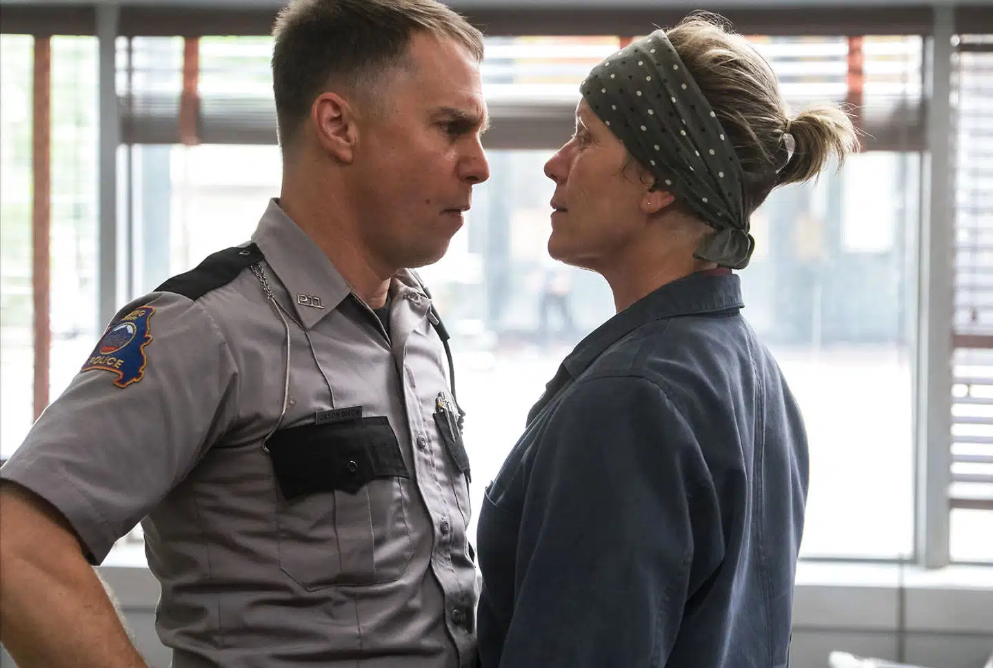Vil du se mors hammer? Sam Rockwell får kærligheden at føle fra Frances McDormand, der ikke vil opgive håbet om, at politiet finder og straffer manden, der slog hendes datter ihjel i »Three Billboards Outside Ebbing, Missouri«.