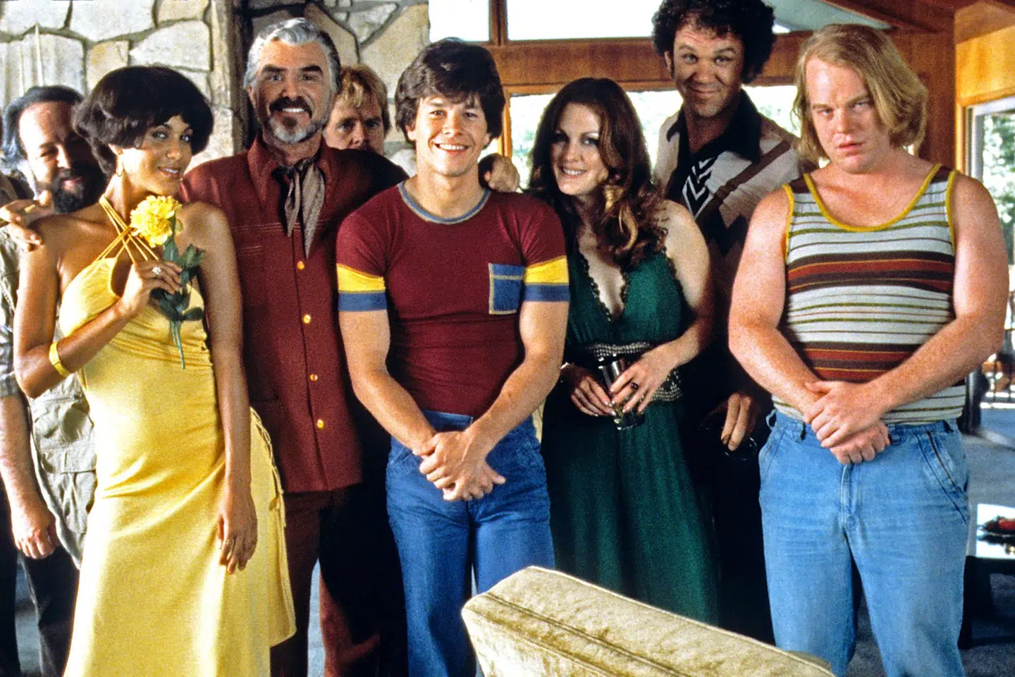 Mens der endnu er lykke i Boogie Wonderland: Blandt »Boogie Nights'« mange stjerner ses på dette billede blandt andre Burt Reynolds, Mark Wahlberg, Julianne Moore, John C. Reilly og Philip Seymour Hoffman.