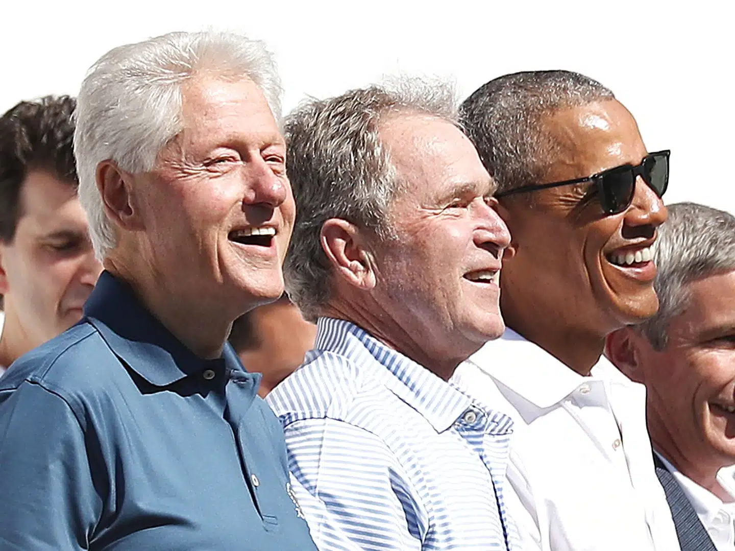 De tre tidligere præsidenter, Barack Obama, Bill Clinton og George W. Bush vil være til stede, når Joe Biden officielt indsættes som USAs præsident ved den vestlige del af Capitol-bygningen i Washington, D.C., USAs afgående præsident Donald Trump har meldt ud, at han ikke vil deltage ved indsættelsen, men vil befinde sig i sin nye residens i Florida.