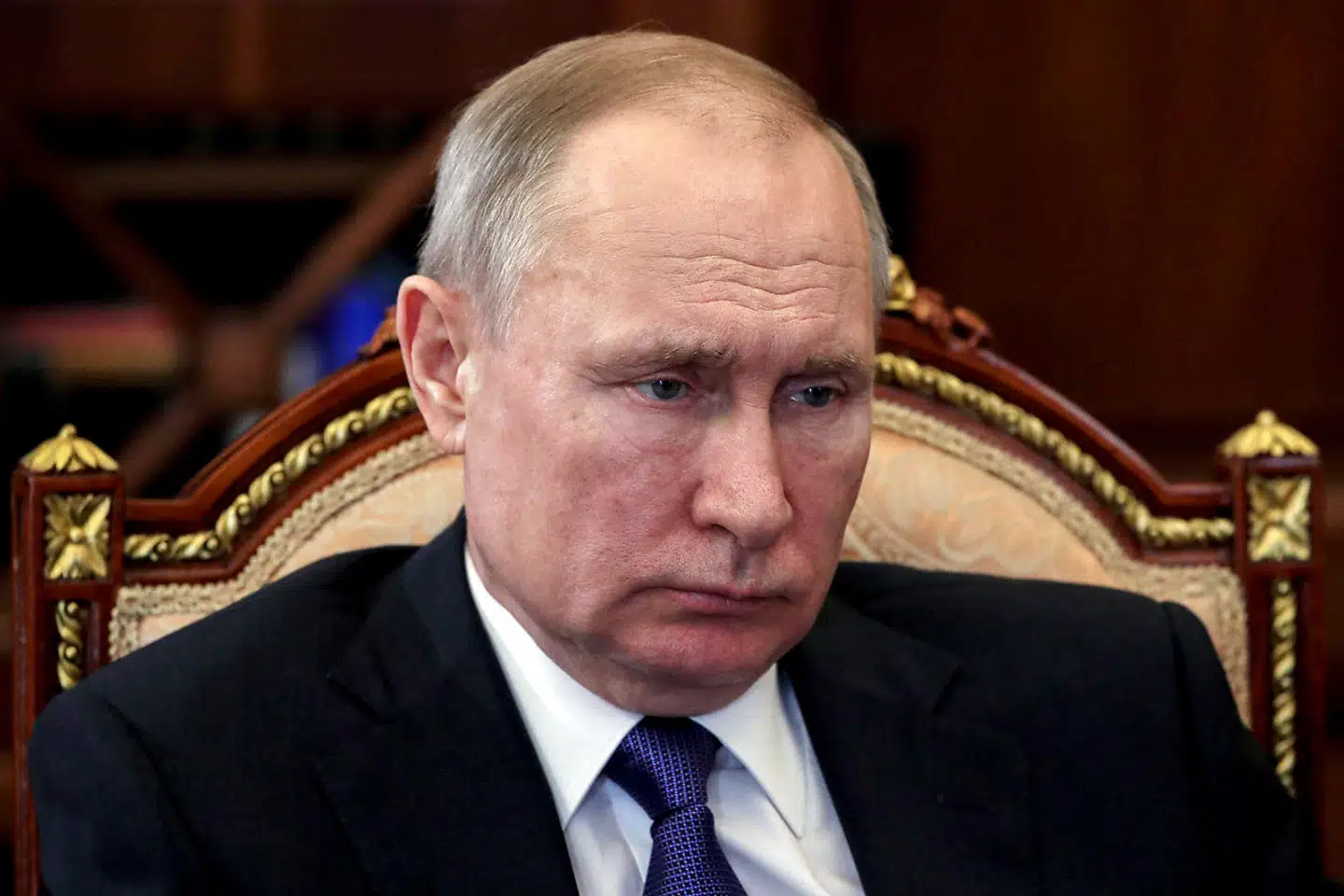 Vladimir Putins gode forhold til den daværende tyske kansler Gerhard Schröder banede vejen for den første af to undersøiske rørledninger gennem Østersøen. Nu indrømmer selskabet bag, at det politiske pres vil udsætte eller endda aflyse byggeriet af Nord Stream-2-ledningen tæt forbi Bornholm. Her ses Putin under et møde med chefen for det statskontrollerede gasselskab Gazprom.