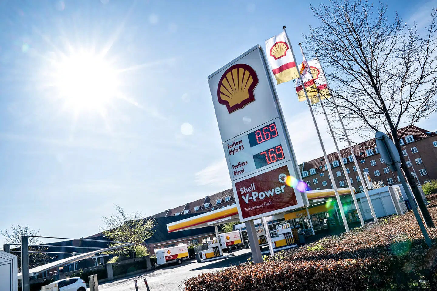 Det var billigt at tanke benzin- og diesel i foråret 2020, hvor dette billede er fra. Men Folketingets grønne bilafgifter vil gøre det dyrere at tanke landets 1,3 millioner dieseldrevne vare- og personbiler i fremtiden.