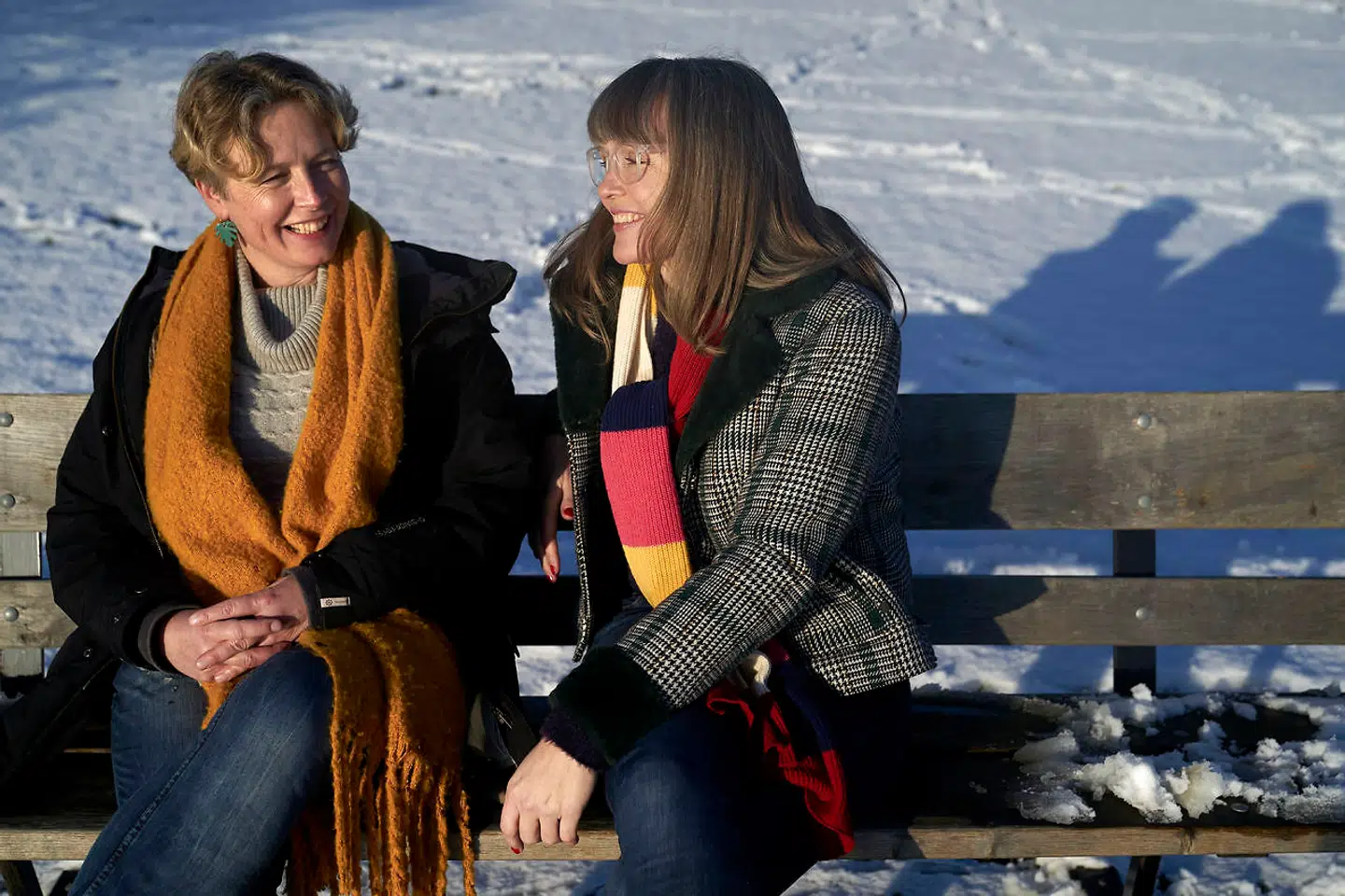 Signe Foersom og Stine Rusbjerg Guldalder, der begge er i fyrrerne, har været venner hele livet. De er ikke i tvivl om, at gamle venskaber for mange er værdifulde i en tid med stor usikkerhed og verdenskrise.