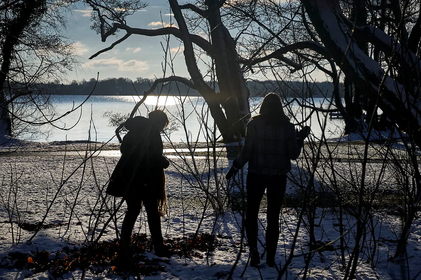 I flere år har de været vant til at være på fysisk afstand, men formået at holde kontakten. De to veninder har altid været meget skrivende, også som børn, hvor de ikke boede i nærheden af hinanden.