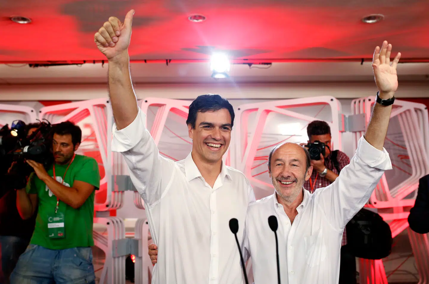 Pedro Sánchez fejrer sit overraskende valg til posten som generalsekretær i socialistpartiet PSOE sammen med forgængeren Alfredo Pérez Rubalcaba.