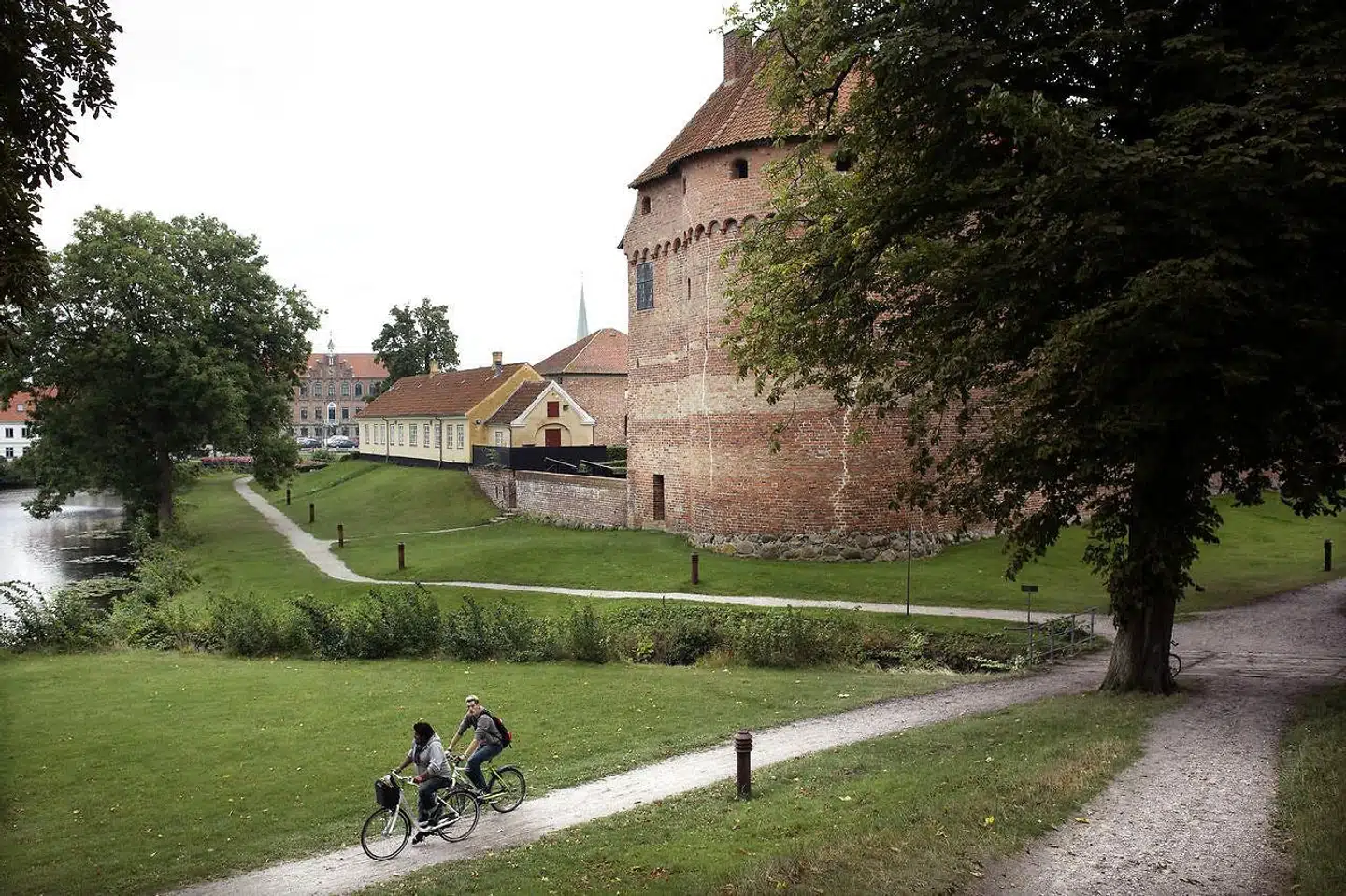 »Man skal ikke spolere kulturarven i sin iver for at formidle den, og folk kommer ikke til Nyborg for at se moderne »velfærdsarkitektur«, der ligner masser af andet offentligt byggeri i tiden,» skriver Nikolaj Bøgh.