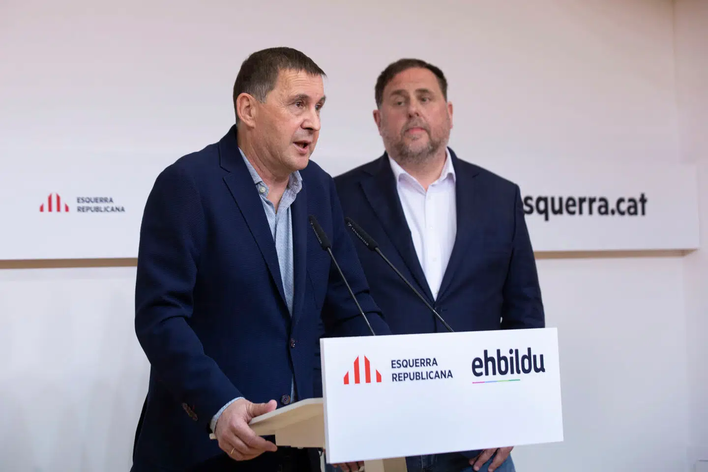 Sánchez har ved flere lejligheder støttet sig til baskiske og catalanske separatisters stemmer. Samarbejdet med Bildu og Esquerra Republicana – her repræsenteret af deres ledere, Arnaldo Otegi og Oriol Junqueras – er i mange spanieres øjne lig med landsforræderi.