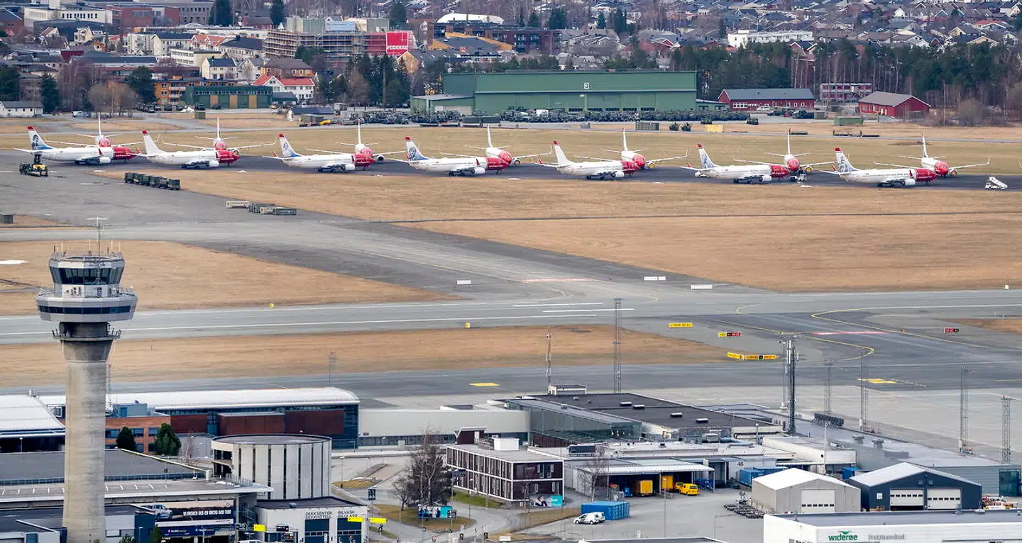 Coronapandemien har haft store konsekvenser for luftfartsindustrien. Her er Norwegian-fly langtidsparkeret i Trondheim i Norge.