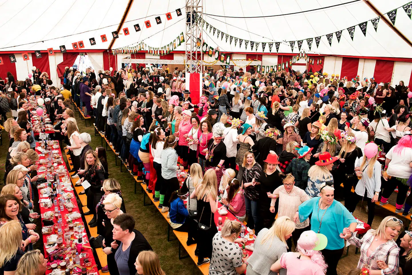 »Det ville være ganske tilladt, at SMK holdt loppemarked med genstande fra museerts samlinger kombineret med en Dr. Bombay-koncert med gratis fadøl for alle beboere på Lolland,« skriver Aminata Amanda Corr i denne klumme. Billedet er fra »Danmarks største damefrokost 2017« i det store telt på Døllefjelde-Musse Marked på Lolland.