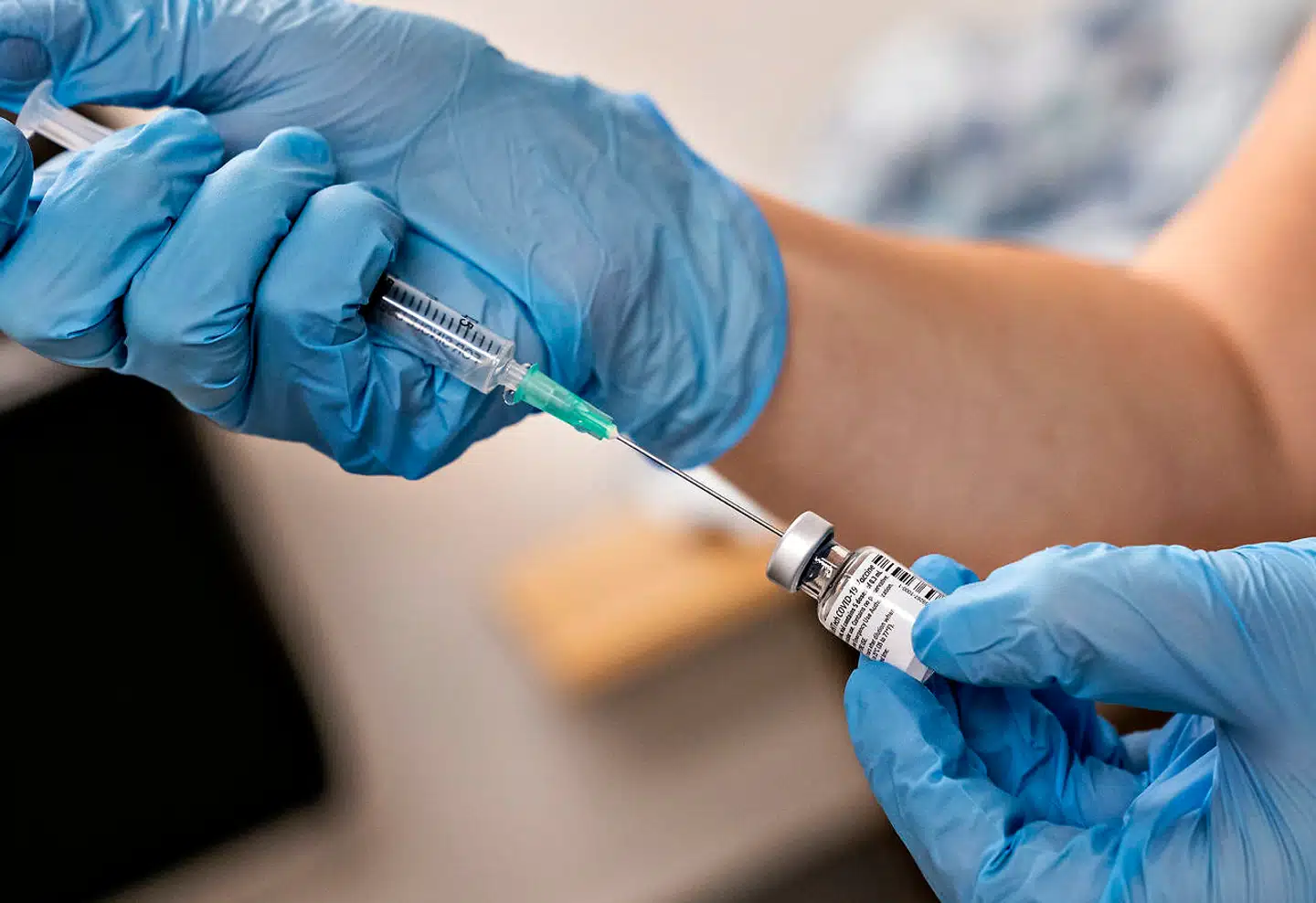 Borgere i Region Hovedstaden, der har fået en invitation til at blive vaccineret i dag, oplever, at de ikke kan bestille tid til vaccinationen. Det skyldes, at Regionen afventer svar på, hvor mange vacciner de får i kommende leverancer.