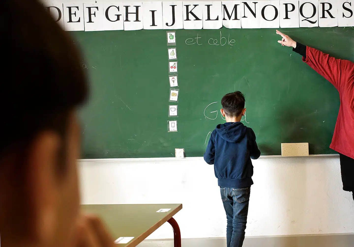 »Børn med i ikke-vestlig baggrund klarer sig i snit dårligere i grundskolen end børn med dansk baggrund. Det er derfor oplagt, at skoleledelse og lærere i udgangspunktet danner et førstehåndsindtryk af 'Mohammad' og 'Yousefs' faglige formåen ved at forbinde deres navne med de gennemsnitlige faglige forudsætninger hos ikke-vestlige elever,« skriver Asmus Leth Olsen.