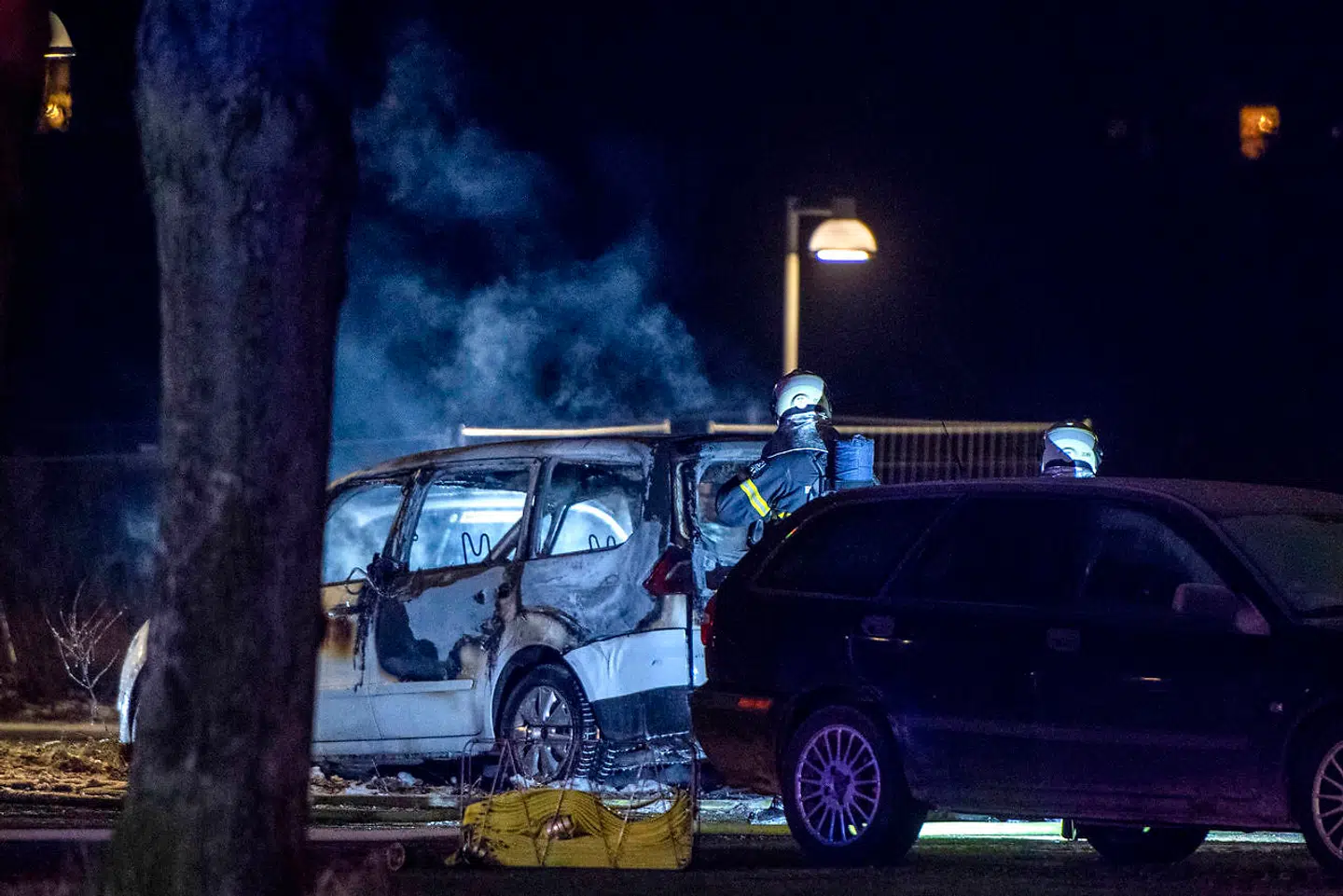 Vestegnens Politi og Gladsaxe brandvæsen er til stede ved Søborg Torv hvor der er brand i nogle biler, søndag aften den 17. januar 2021. (Foto: Thomas Sjørup/Ritzau Scanpix)