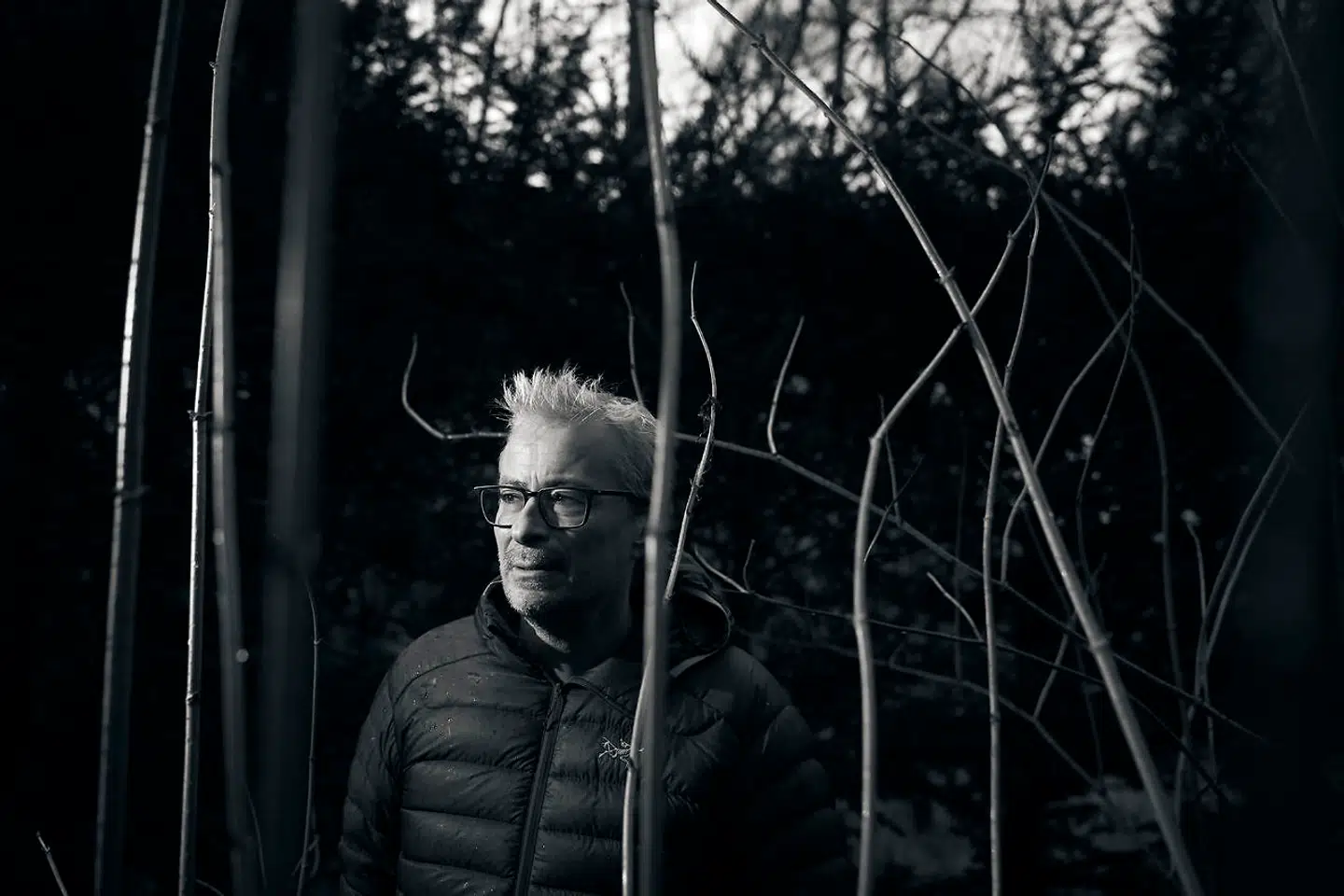 »Jeg bliver sommetider selv i tvivl om, hvorvidt jeg har sagt noget krænkende. Jeg har også sagt undskyld flere gange, fordi jeg efterfølgende tænkte, at det kunne være, at det blev opfattet anderledes end hensigten. Det bliver mest af alt drevet af frygten for at blive beskyldt for at krænke. Jeg har også fået at vide af udenlandske folk, at jeg har sagt upassende vittigheder. Og så siger jeg undskyld. Men det er jo ikke fedt at være på vagt hele tiden. Men jeg synes ikke, det er forkert, at jeg som mand skal være på vagt,« siger Eske Willerslev.