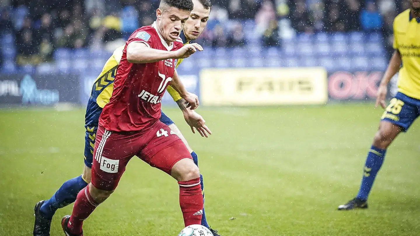 På billedet ses Lyngby Boldklubs Patrick da Silva (rød trøje) i kamp med Brøndby IFs Jens Martin Gammelby under kampen den søndag, hvor Thomas Kahlenberg så med fra tilskuerrækken og uden at vide det bar coronavirussen med sig ind på stadion. Efterfølgende blev de tre Lyngby-spillere Martin Ørnskov, Kasper Jørgensen og Patrick Da Silva sendt i coronakarantæne. Men med en foreslået tilføjelse til epidemiloven vil myndighederne fremover kunnet have tvunget alle, der var i kontakt med Kahlenberg, til at gå i isolation.