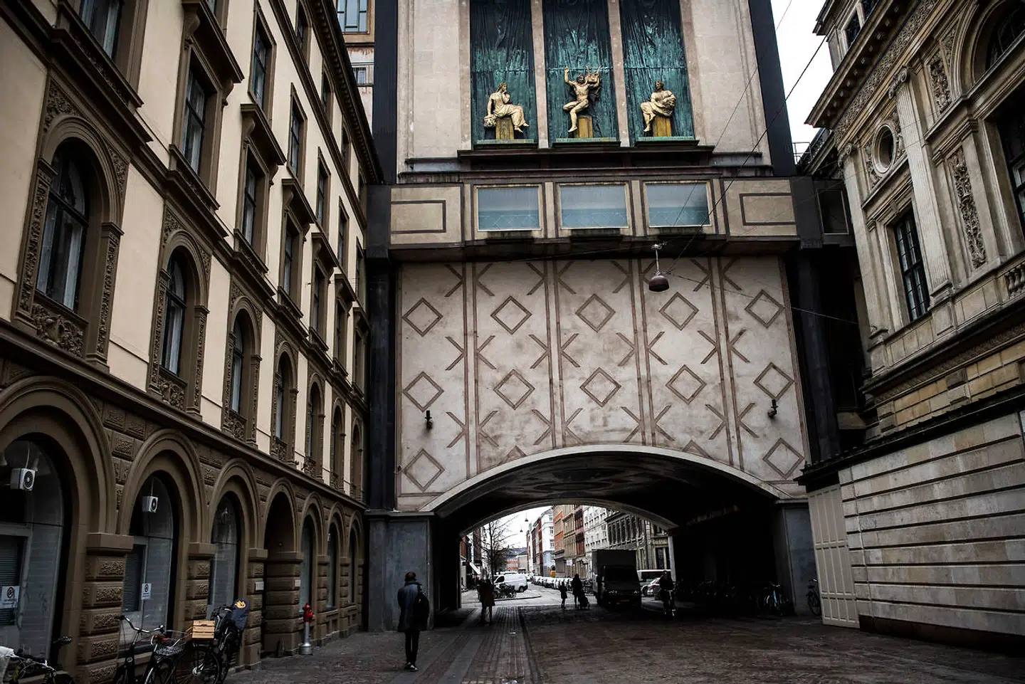 Stærekassen er tegnet af arkitekt Holger Jacobsen og er et af få eksempler på art déco-inspireret arkitektur i Danmark. Oprindeligt husede bygningen både Statsradiofonien (DR) og Det Kongelige Teater. Navnet Stærekassen skyldes bygningens usædvanlige udseende.