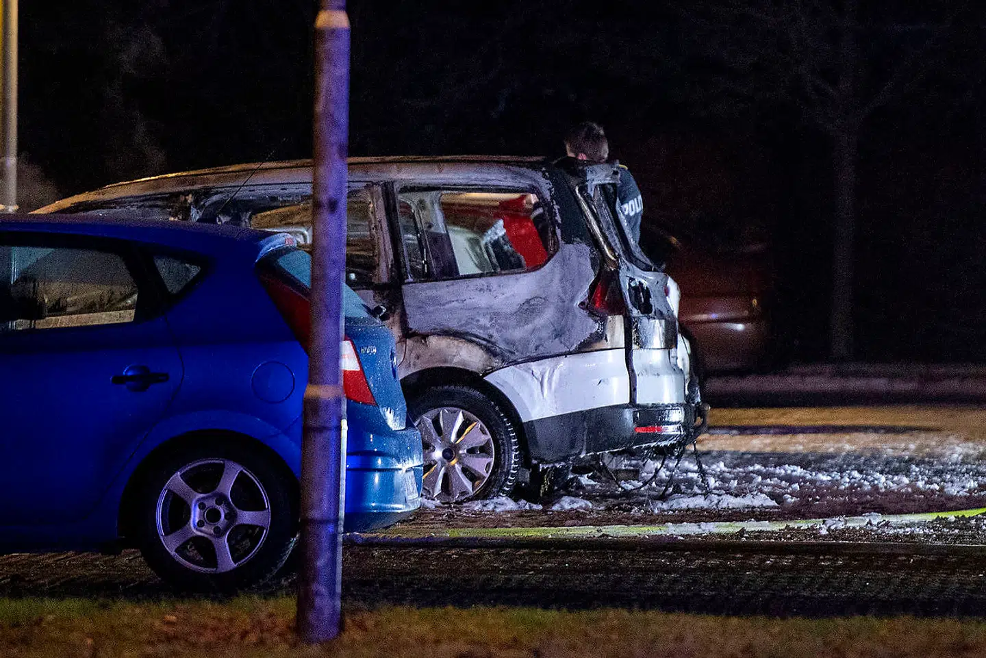 Vestegnens Politi og Gladsaxe brandvæsen er til stede ved Søborg Torv hvor der søndag udbrød brand i flere biler.