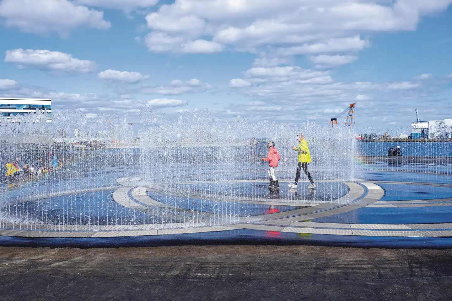 Den meget populære Jeppe Hein er en kunstner, der jævnligt arbejder mere med byrumsinventar end egentlig kunst. Her for eksempel det interaktive springvand ved Dokk1 i Aarhus.Jeppe Hein: Endless Conversation, 2017, vand, dyser, jernrist, rustfrit stål og pumper, 230 x 1640 x 1510 cm. © Studio Jeppe Hein