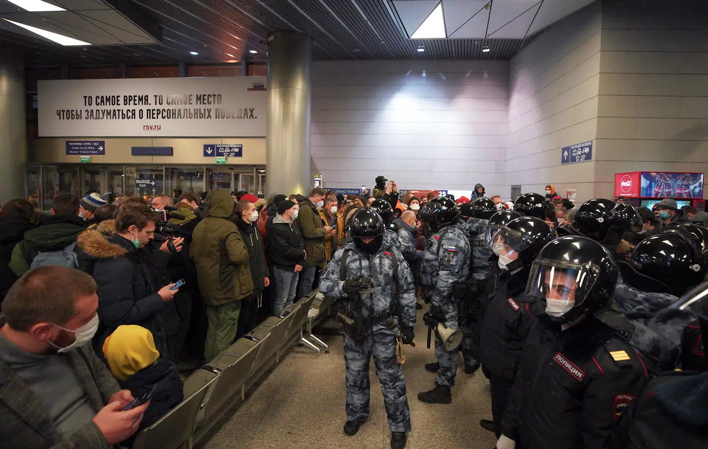 Et stort opbud af presse, demonstranter og sikkerhedsstyrker var mødt frem ved Vnukovo International Airport i Moskva for at tage imod Aleksej Navalnyj. Hans fly blev dog omdirigeret til en anden lufthavn.