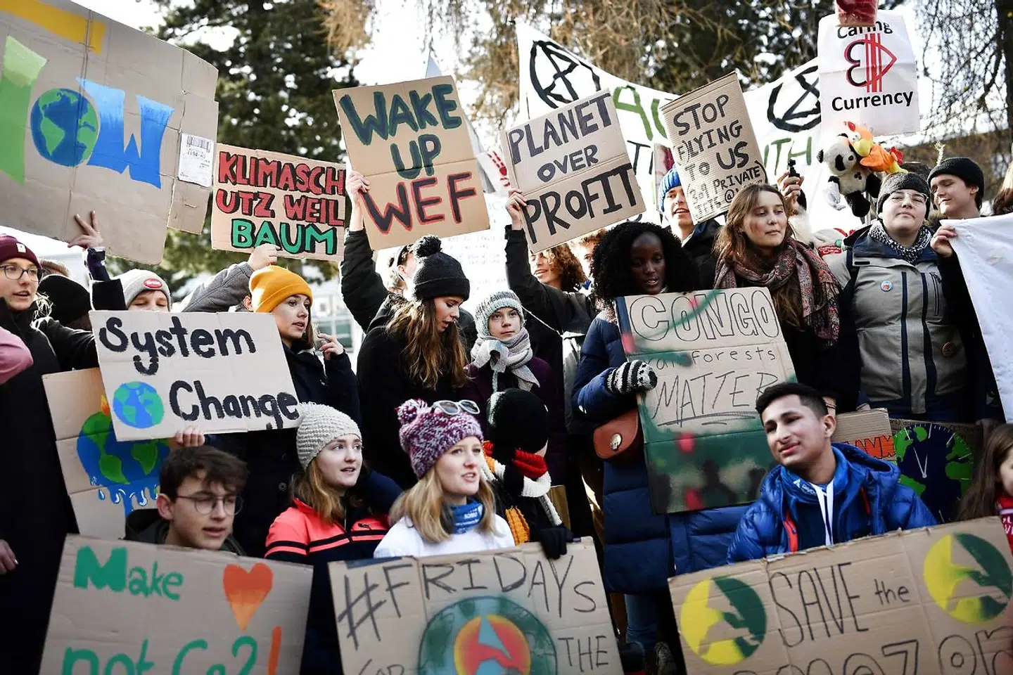 »Stadigt flere triste børneansigter kigger direkte ind i kameralinsen med et anklagende blik, der virker som emotionel afpresning: hvis ikke du gør eller køber X, ødelægger du min fremtid,« skriver Ulla Holm. På billedet ses klimademonstrationen »Fridays for Future« foran Davos, 24. januar 2020.