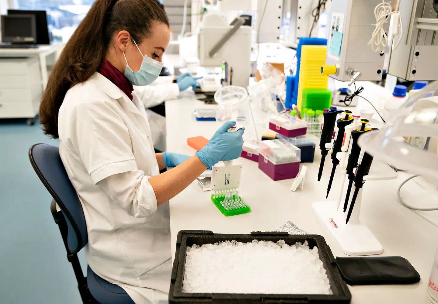 På Aalborg Universitet analyserer man alle positive danske coronaprøver for den engelske virusvariant, B.1.1.7. Når resultaterne foreligger, skal Styrelsen for Patientsikkerhed kontakte de smittede.