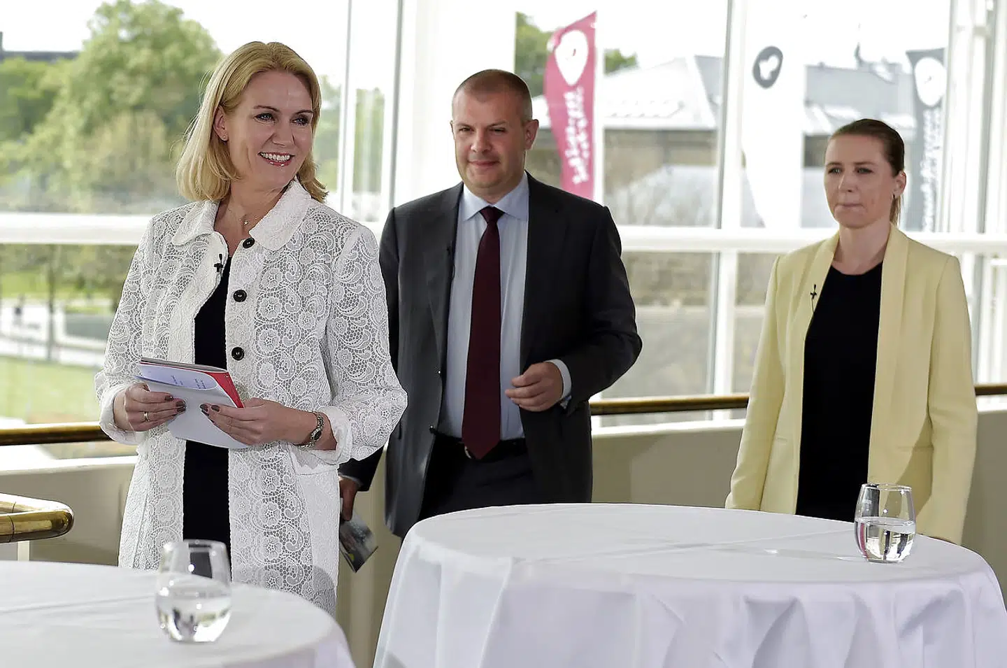 Socialdemokratiet vil gerne skrive tidligere statsminister Helle Thorning-Schmidt og tidligere finansminister Bjarne Corydon ud af partihistorien. Men her er de sammen med Mette Frederiksen i 2015 ved at fremlægge partiets valggrundlag.