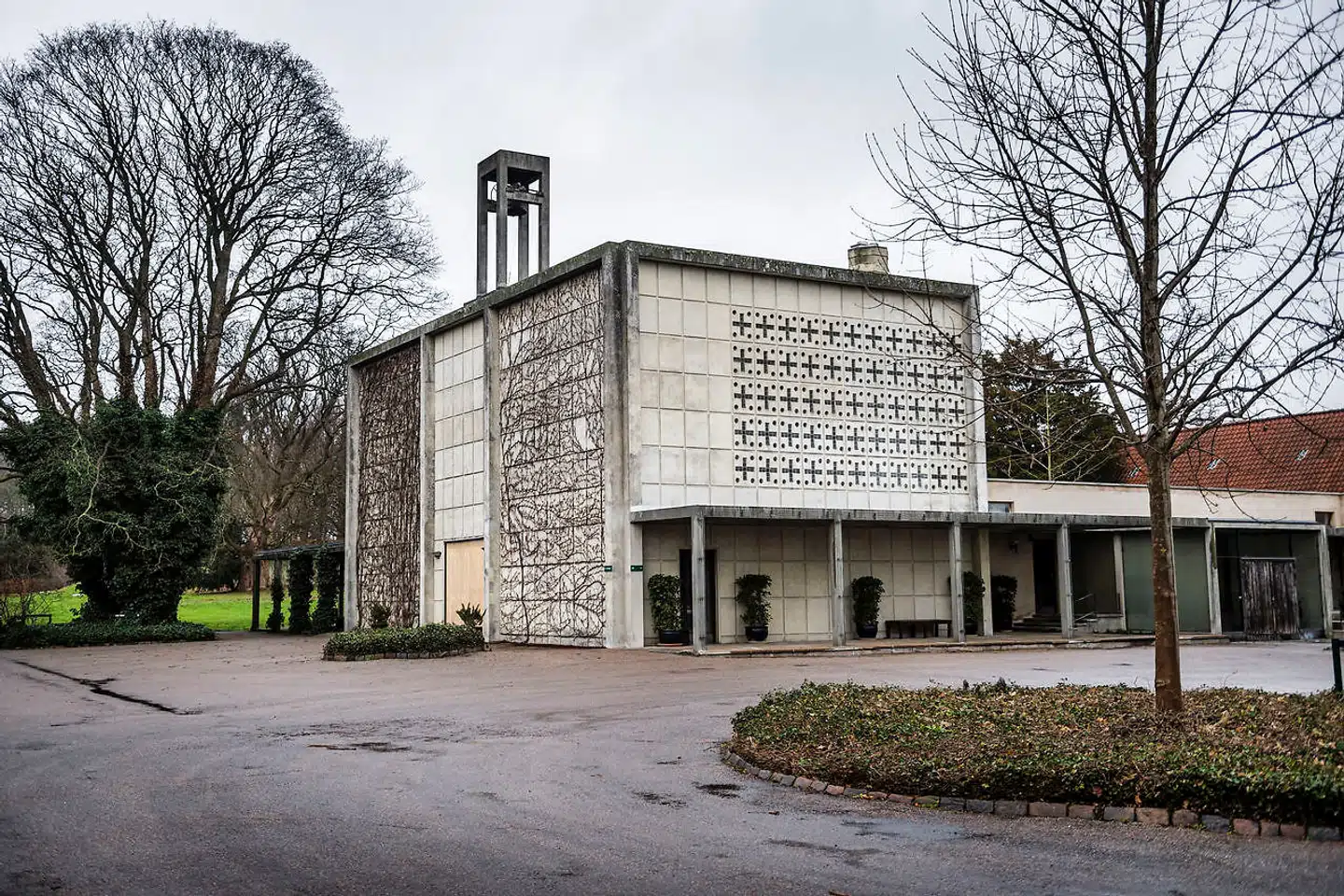 Frits Schlegels funkis-kapel på Mariebjerg Kirkegård. Selve kirkegården er et overflødighedshorn af have- og landskabstyper.
