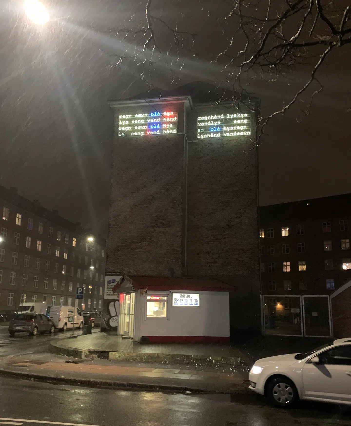 Lyshånd vandsøvn. Selv i en sludstorm er det godt at stå ved Mr. Kebab og kigge på lyrik.