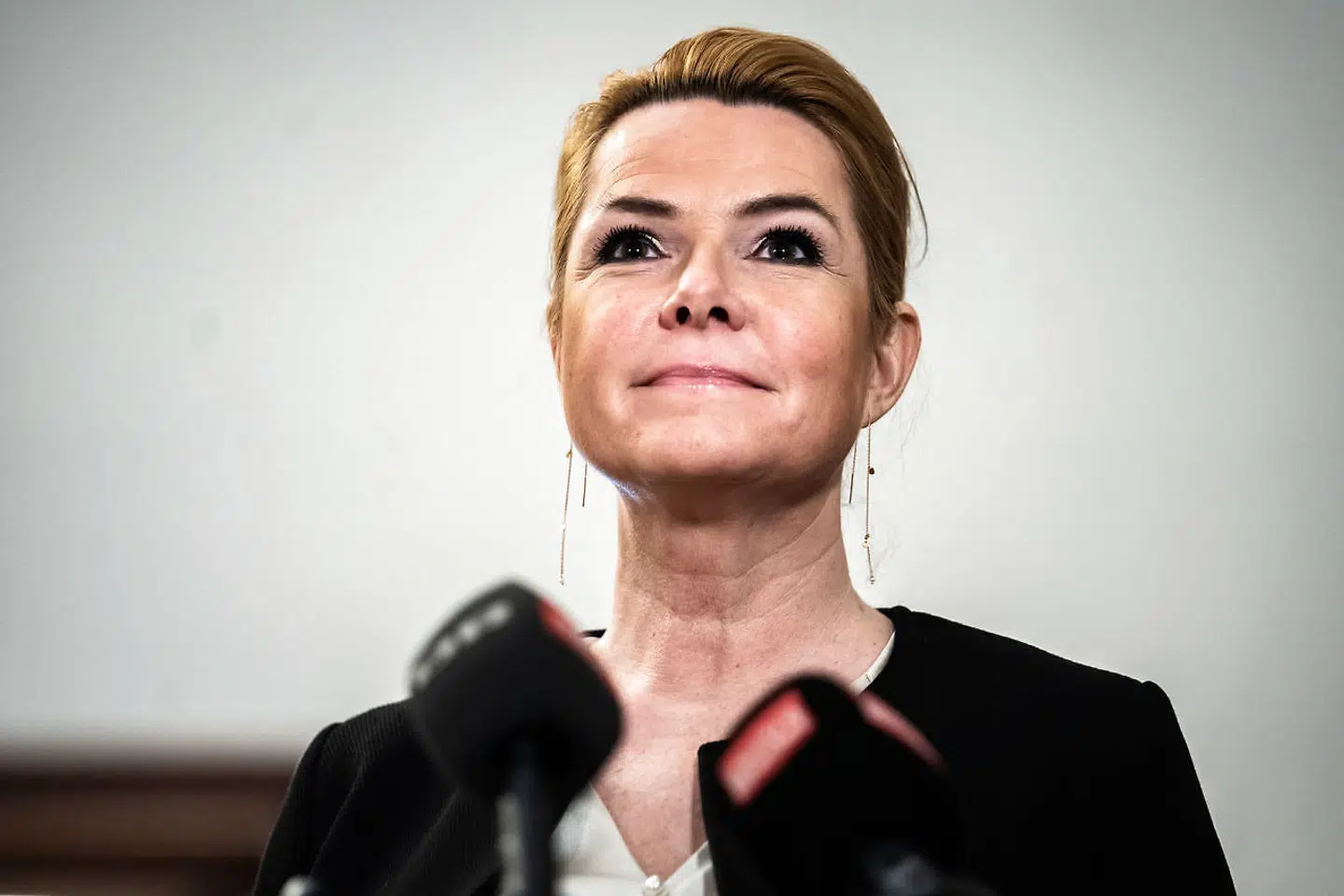 Inger Støjberg efter Venstres gruppemøde i torsdags, hvor et flertal stemte for at stille hende for en rigsret. Ni gruppemedlemmer stemte imod.