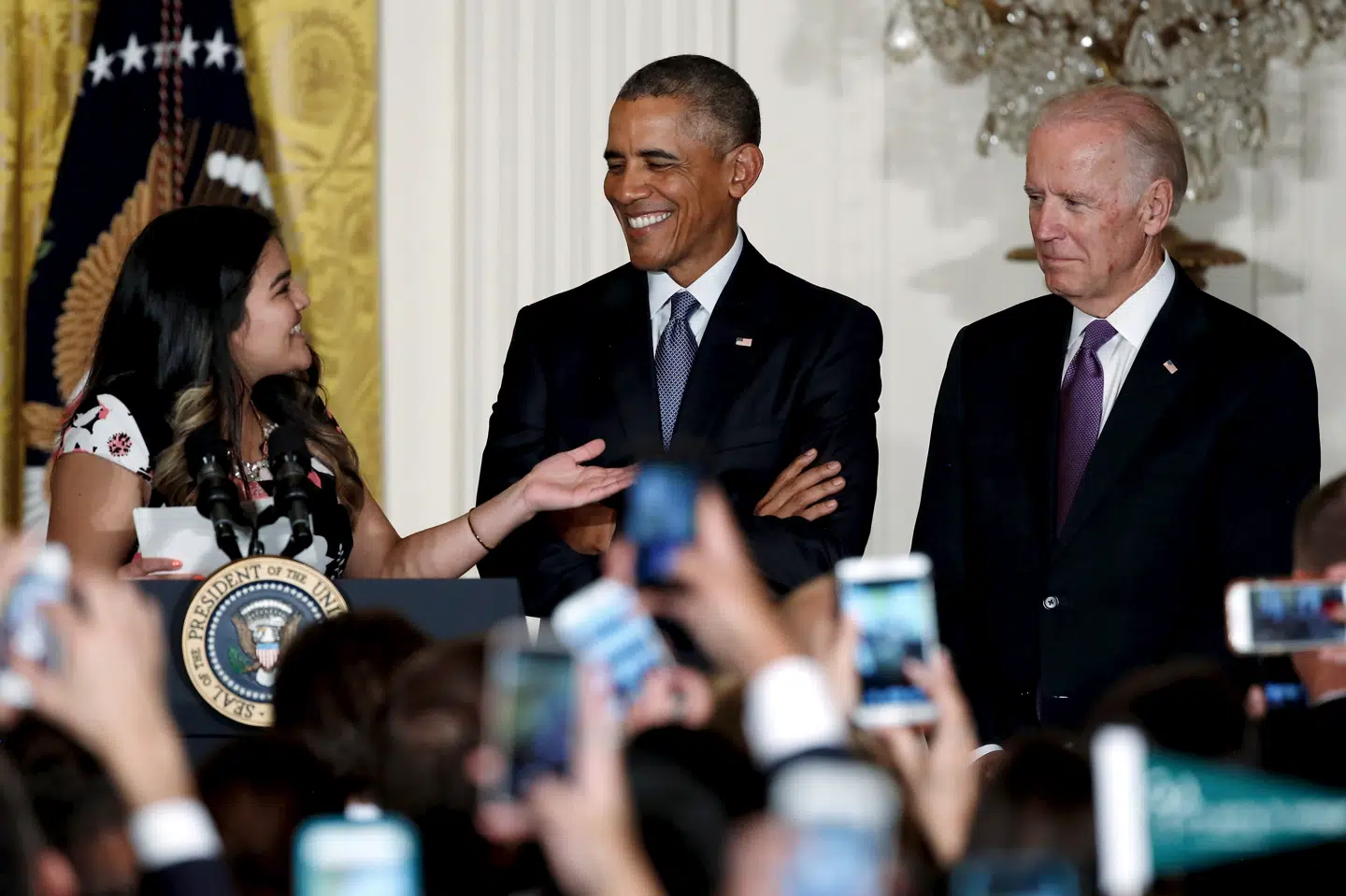 Her ses Joe Biden sammen med et af de såkaldte Daca-børn, da han var vicepræsident under daværende præsident Barack Obama. (Arkivfoto) Jonathan Ernst/Reuters