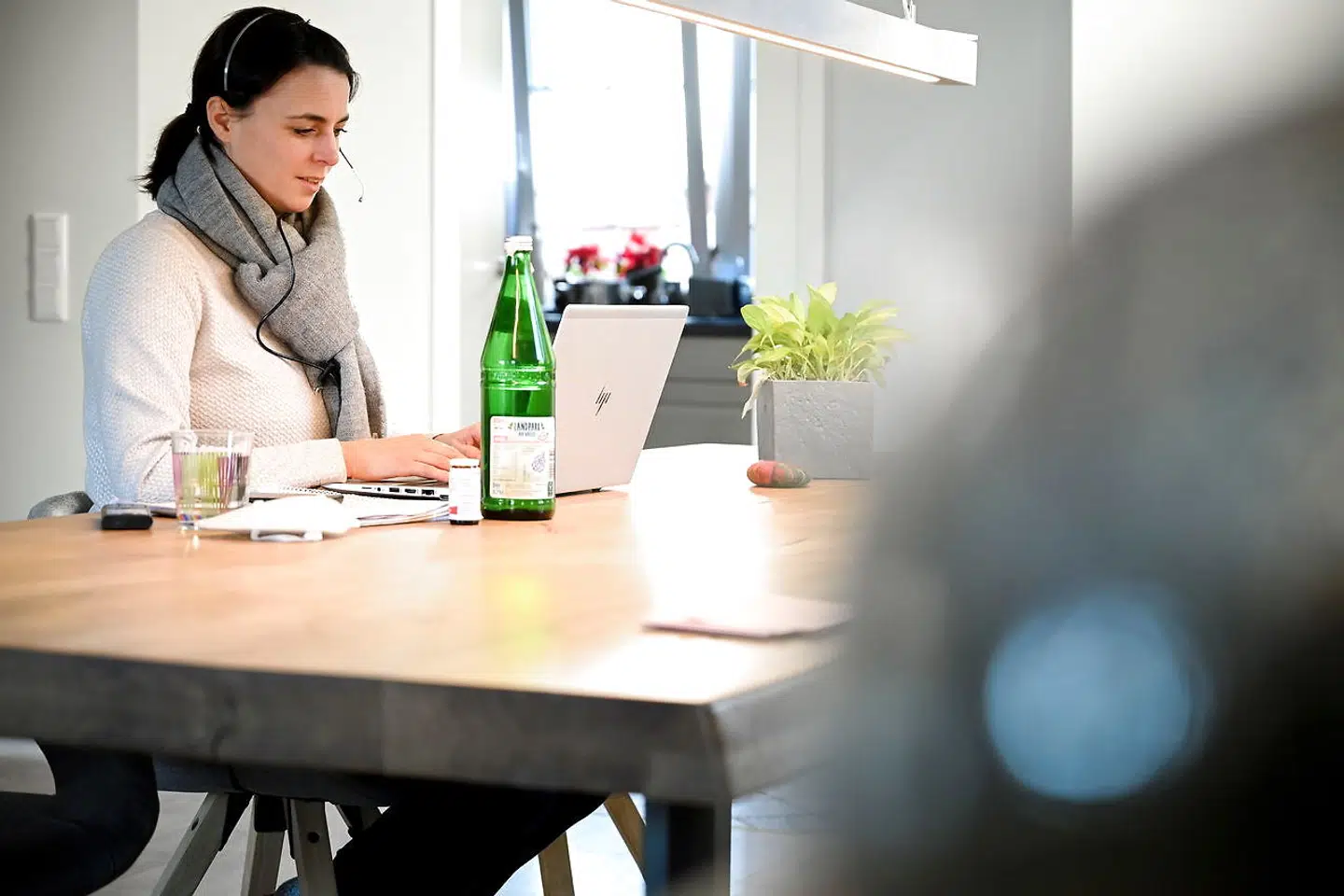 »Hjemmearbejde skal være et valg, og ikke tvang, og vi må ikke glemme arbejdsmiljøet. Det er stadig arbejdsgiverens ansvar, selvom arbejdet udføres hjemmefra, og det skal der ikke ændres på,« skriver Martin Rasmussen fra HK.