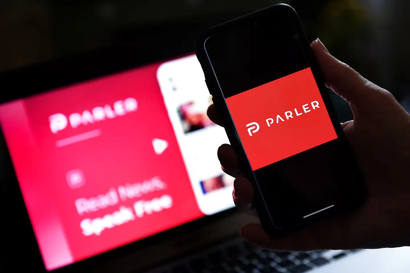 Mandag morgen dansk tid gik Parler-appen i sort, og antallet af aktive brugere er faldet fra flere millioner til nul.