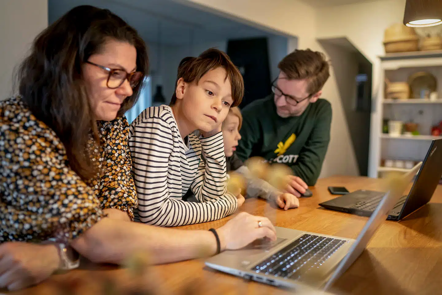 Mathias på 11 år og Felix Nord på syv år er selv med til at bestemme, hvordan pengene fra deres forældre, Stine og Dan, bliver investeret i alternative børneopsparinger.