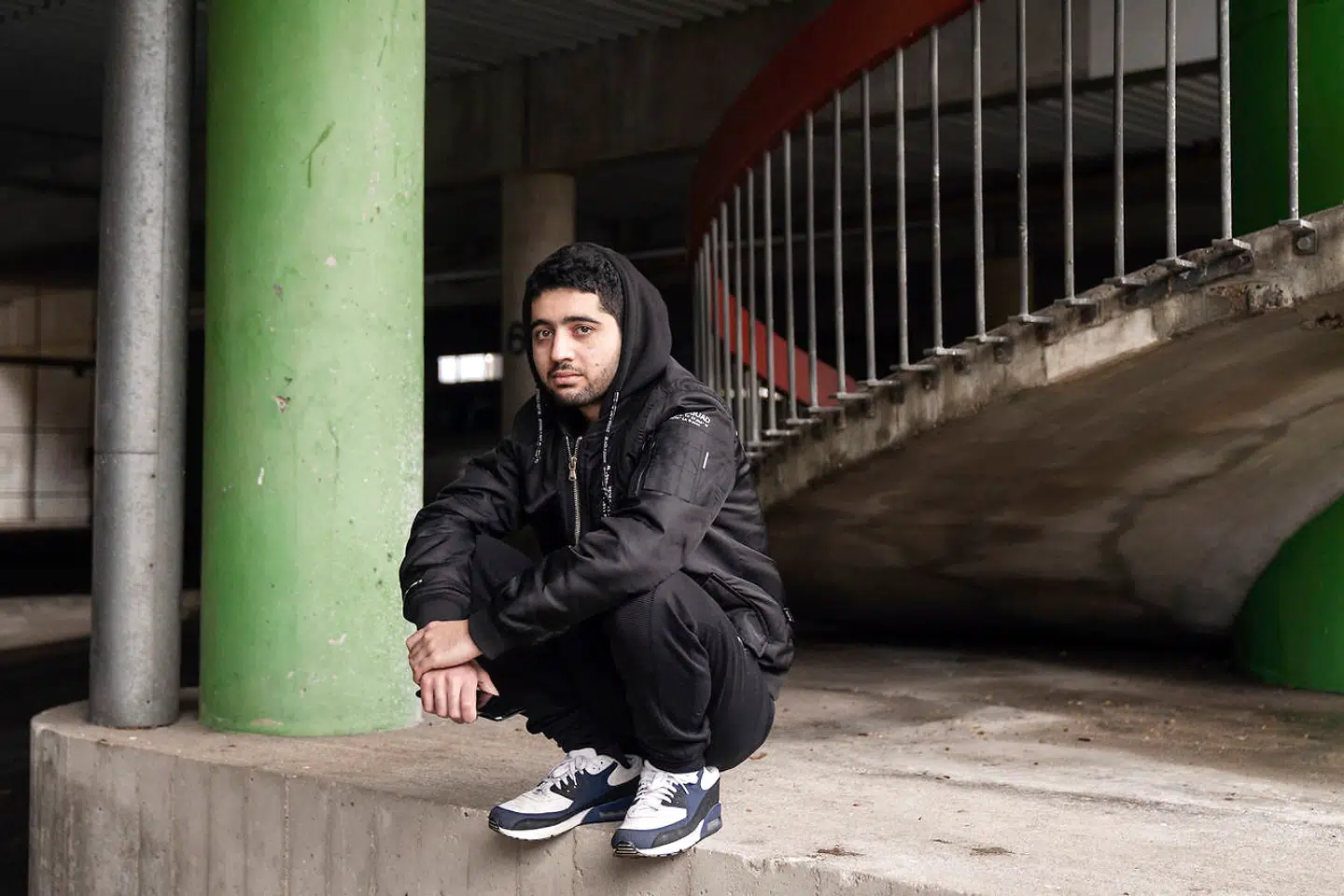 Nidhal Hamdo sidder og ryger i parkeringskælderen under Farum Midtpunkt. Peter Brixtofte tildeles noget af æren for, at boligkomplekset aldrig udviklede sig til at blive en ghetto.