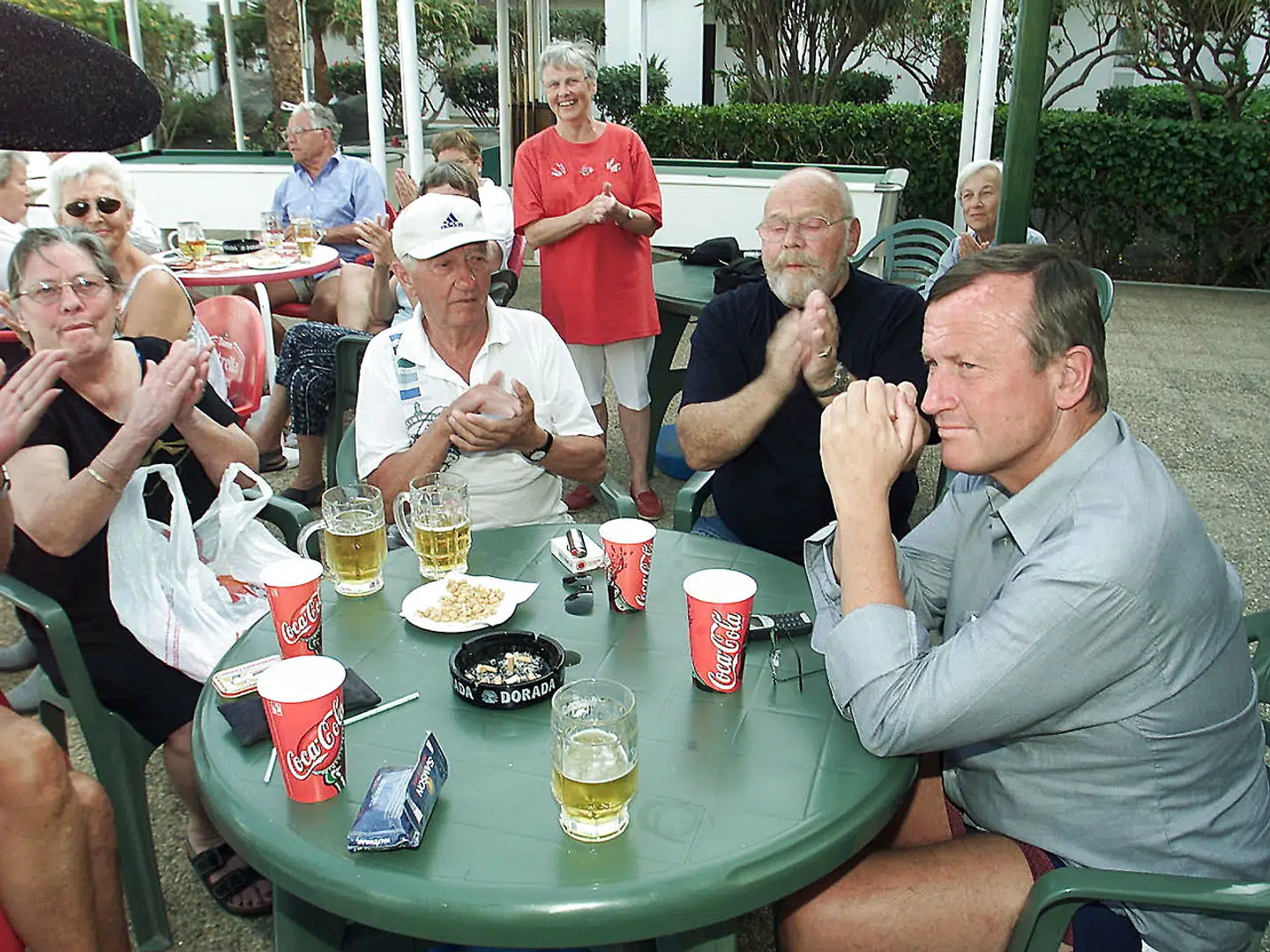 Farums borgmester Peter Brixtofte fotograferet, da han 13. februar 2002 besøgte kommunens pensionister på Lanzarote. Halvanden måned senere skrev B.T. den første artikel i serien om Brixtoftes magtmisbrug under overskriften »Brixtofte sviner med skatteydernes penge: Drak for 150.000 på et døgn«.