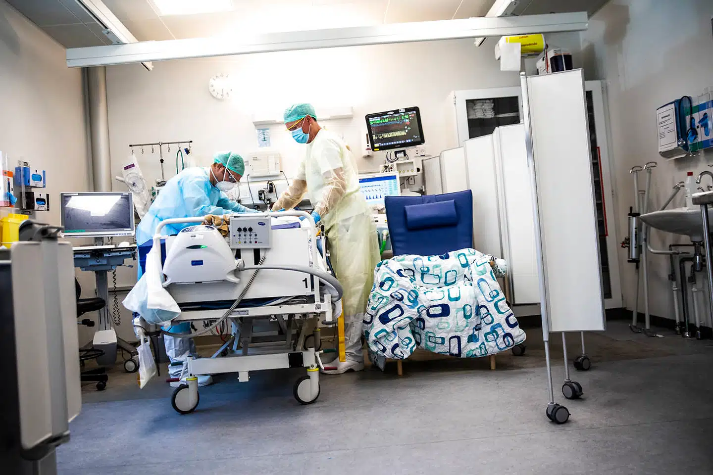 En patient bliver plejet på intensivafdelingen for covid-19-patienter på Bispebjerg Hospital. I øjeblikket udgør især den nye coronavariant B.1.1.7 en uforudsigelig faktor i indsatsen mod pandemien.