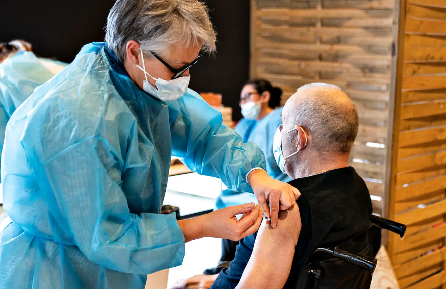 Vaccination af +65-borgere, som både får personlig pleje og praktisk bistand fra kommunen, er her i gang i Brovst Hallen. Foreløbigt er det stort set udelukkende vaccinen fra Pfizer/BioNTech, der er blevet brugt i Danmark.