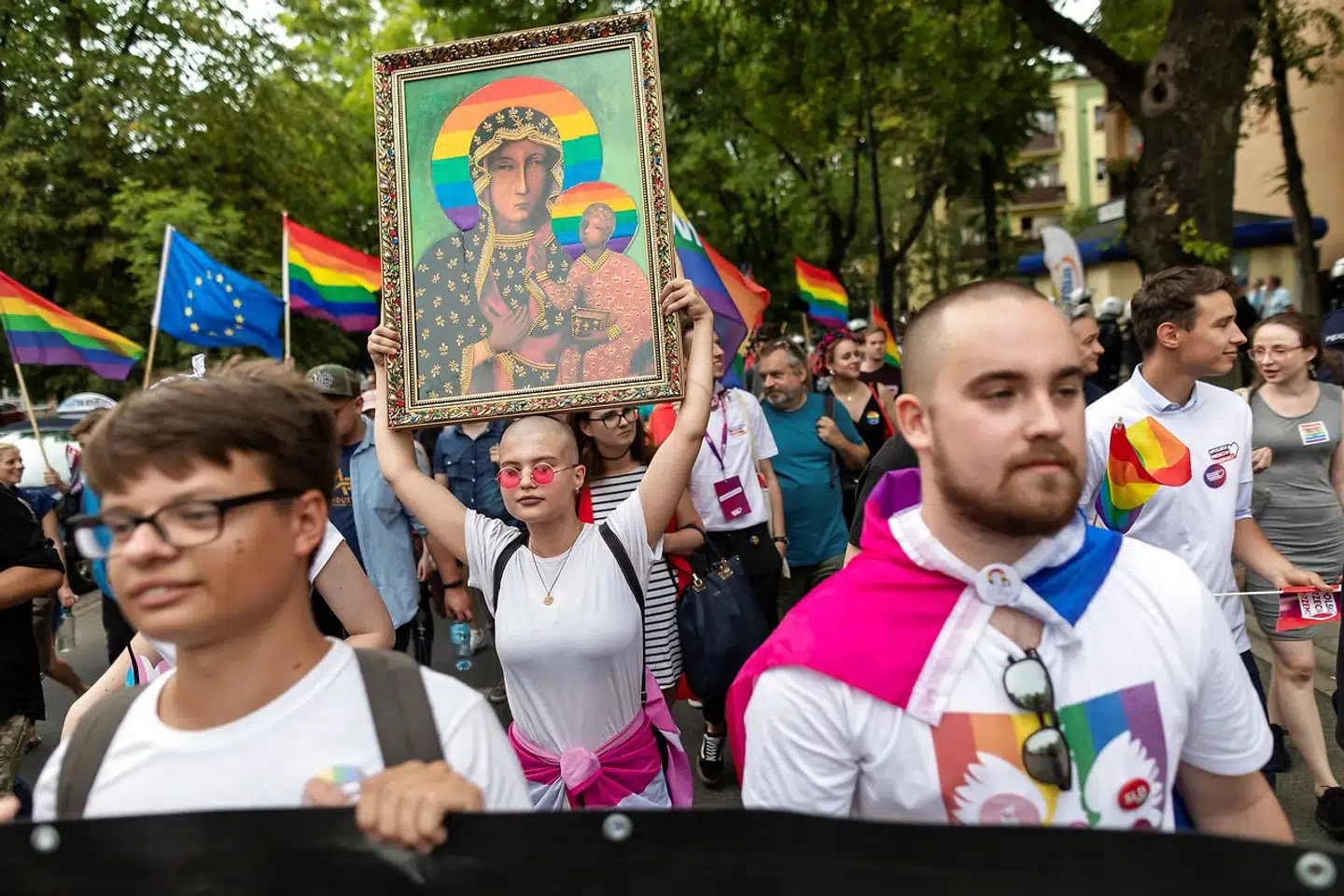 Sagen om Jomfru Maria og regnbuen fremkaldte i sommeren 2019 den første Pride-parade nogensinde i provinsbyen Plock uden for Warszawa. I kirkens og den polske regerings øjne er regnbuen symbol for en »skadelig ideologi«.