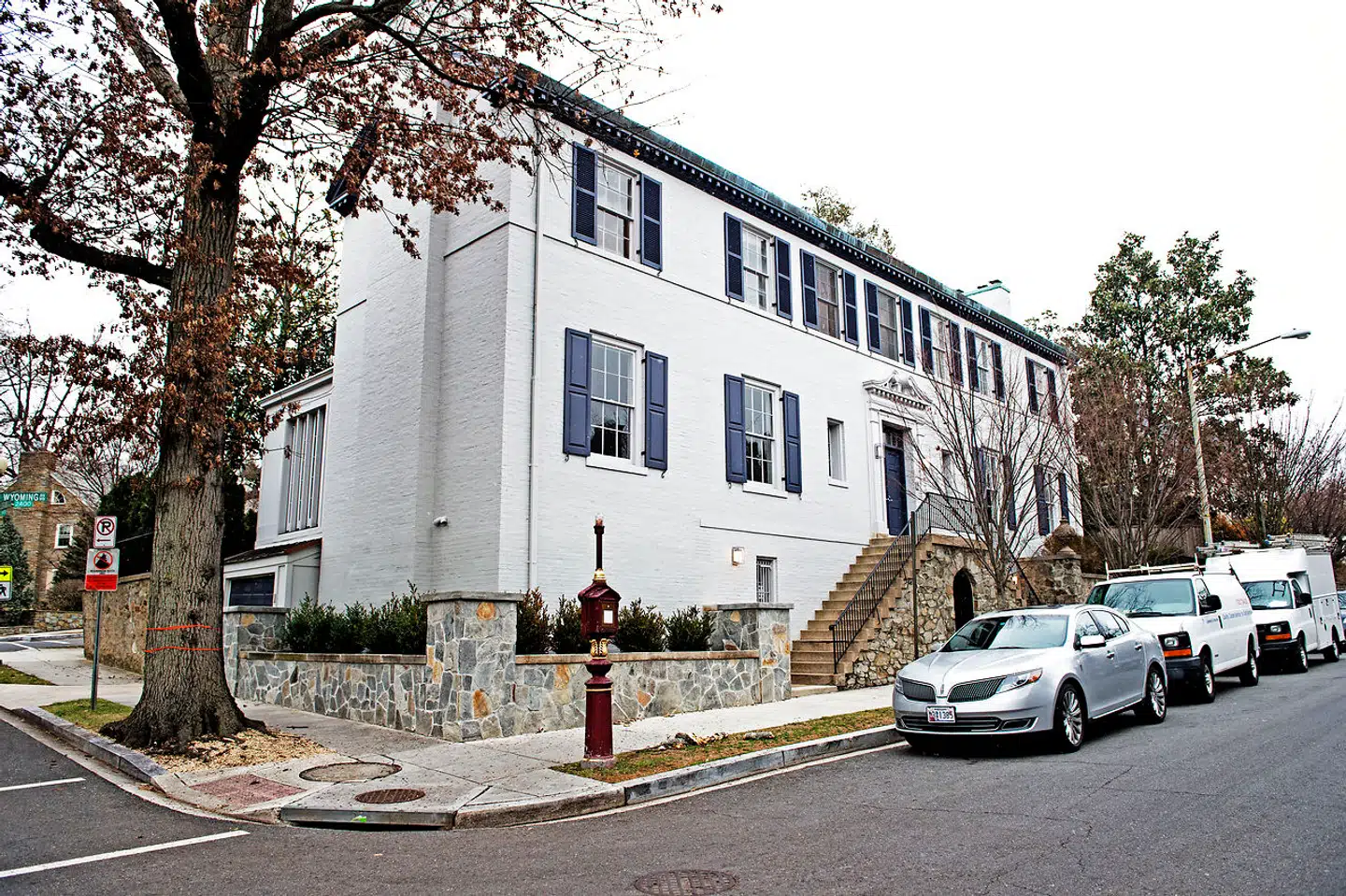 Ivanka Trump og Jared Kushner, Donald Trumps datter og svigersøn, som begge arbejder som rådgivere for præsidenten, har boet i dette hus i Kalorama i Washington, D.C., siden 2017.