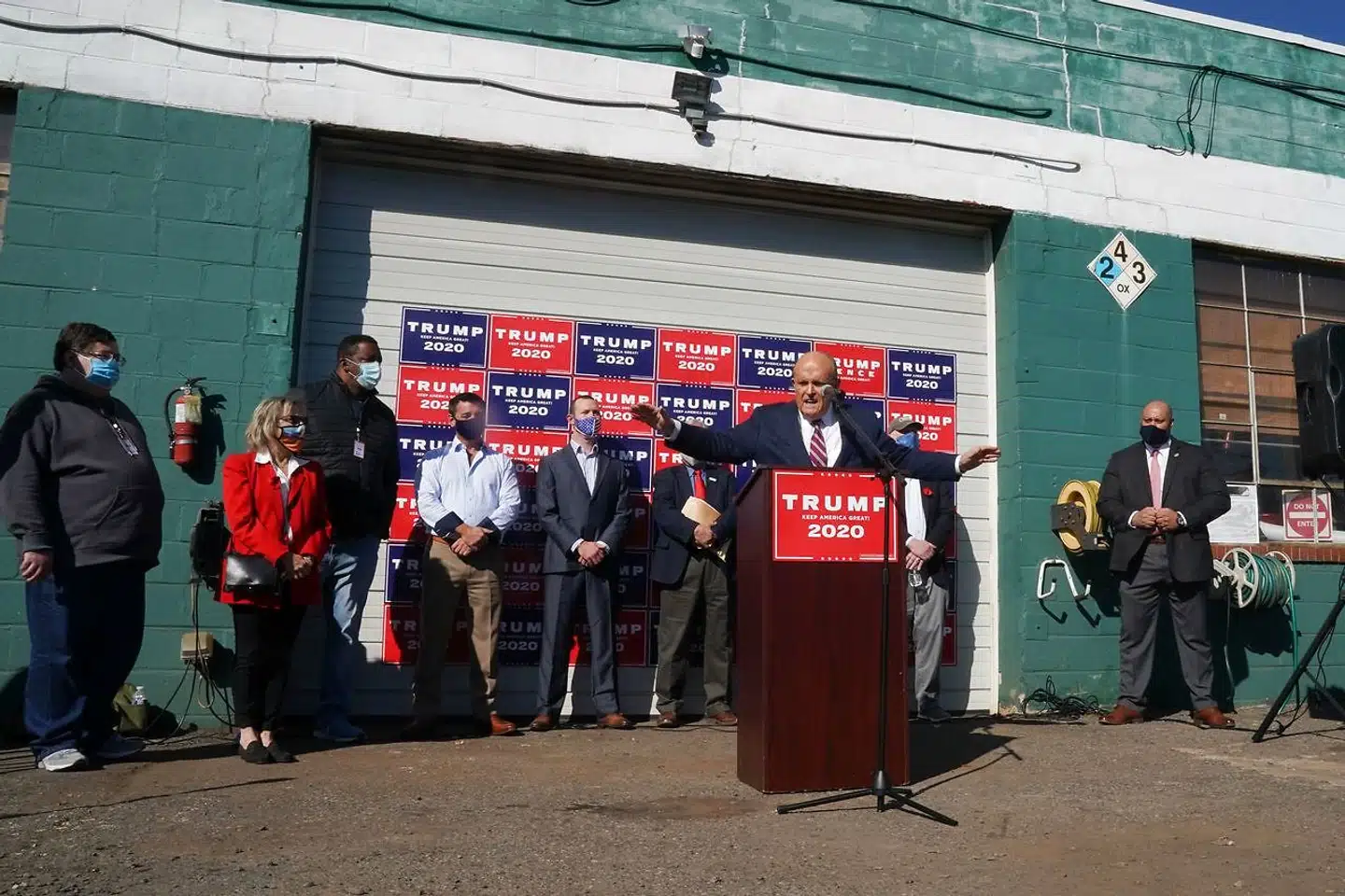 Da Rudy Giuliani 7. november 2020 indkaldte til et pressemøde i Philadelphia på en tom parkeringsplads mellem en pornobutik og et krematorium, var det for at tale om det valgfusk, han mente havde fundet sted. Én efter én forlod journalisterne dog mødet. For i samme øjeblik var Joe Biden blevet udråbt som vinder.