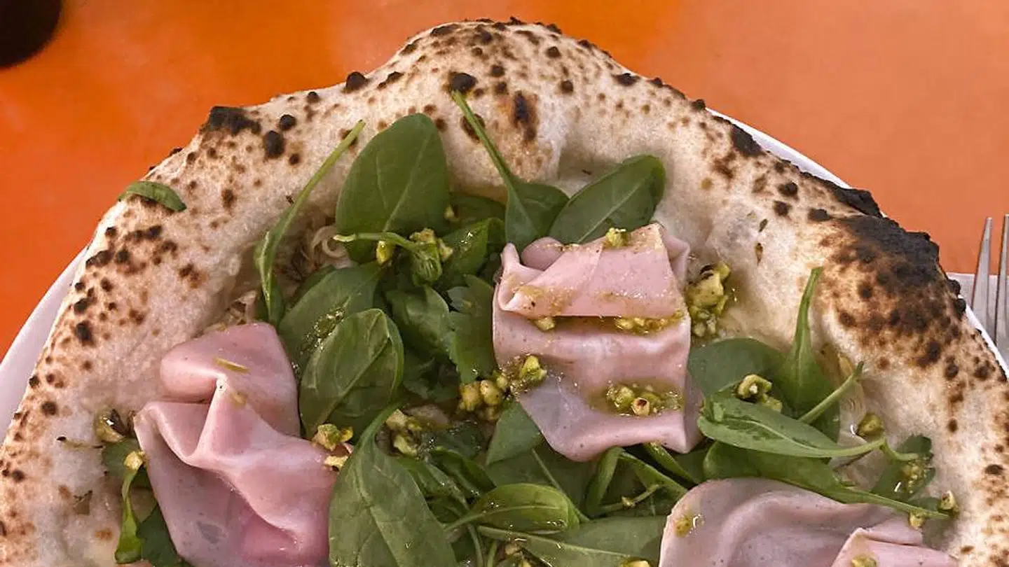 Napolitansk pizza. Her toppet med mortadella fra Corsa på Østerbro.