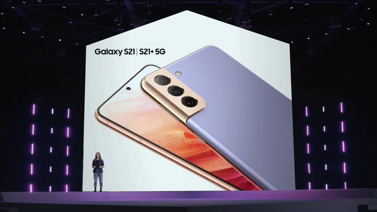 To af de nye Galaxy S21-telefoner, som Samsung præsenterede torsdag eftermiddag. De kommer i handlen fra sidst i januar.