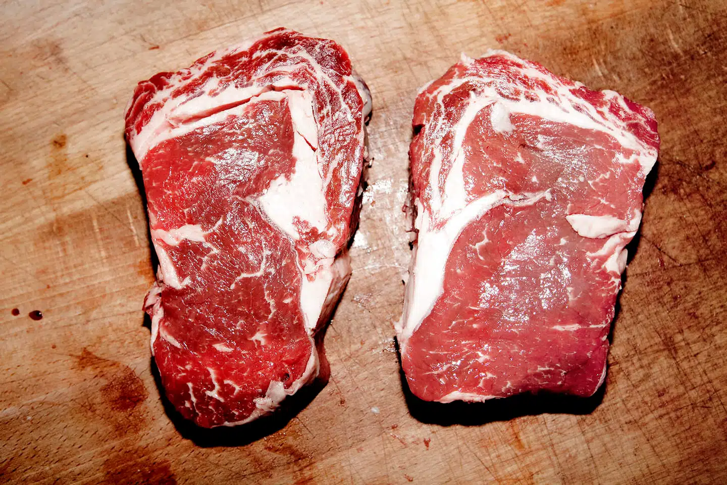 Mens salget af plantefars har været på tilbagegang under coronakrisen, oplever supermarkedskæderne en stigende efterspørgsel på rigtigt kød.