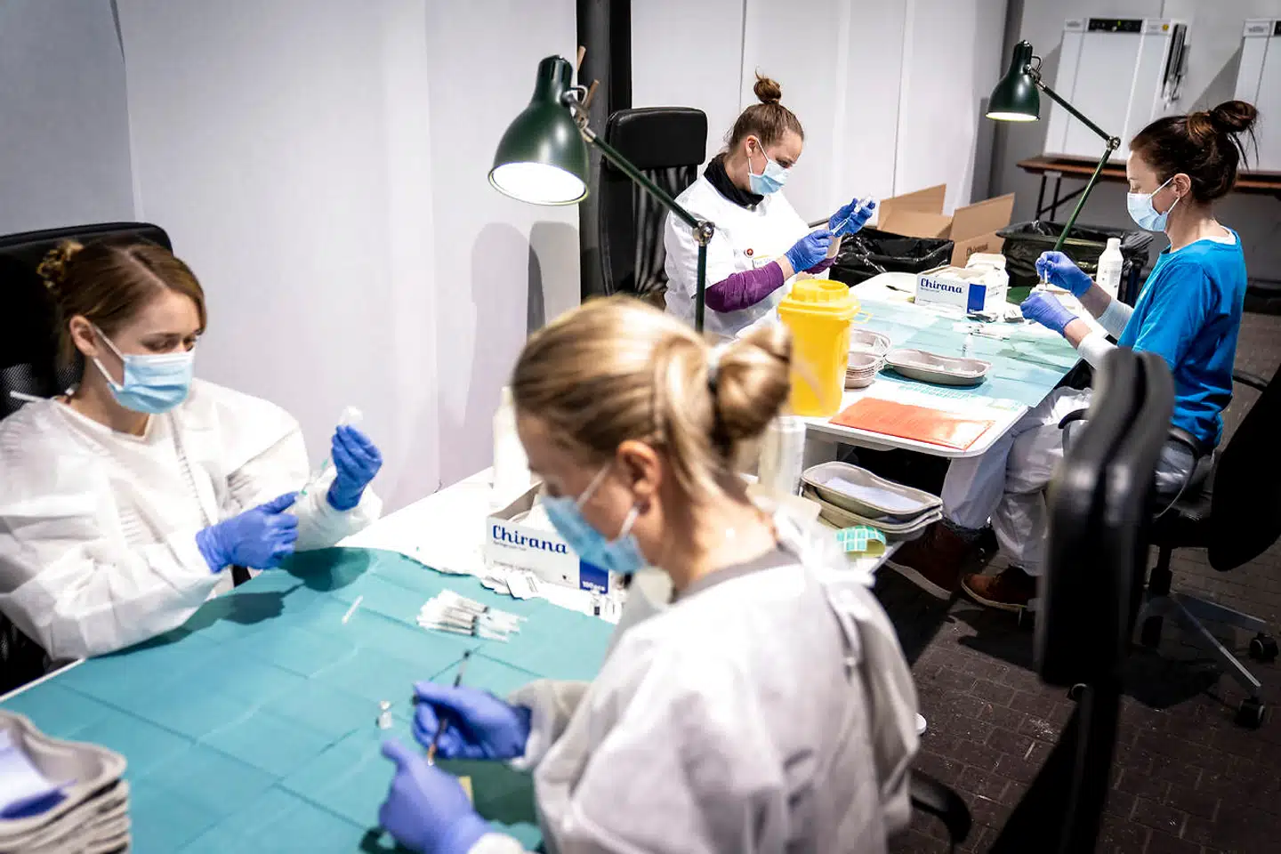 Sprøjter trækkes op og gøres klar i forbindelse med, at det første vaccinecenter i Region Hovedstaden åbnede i Øksnehallen.