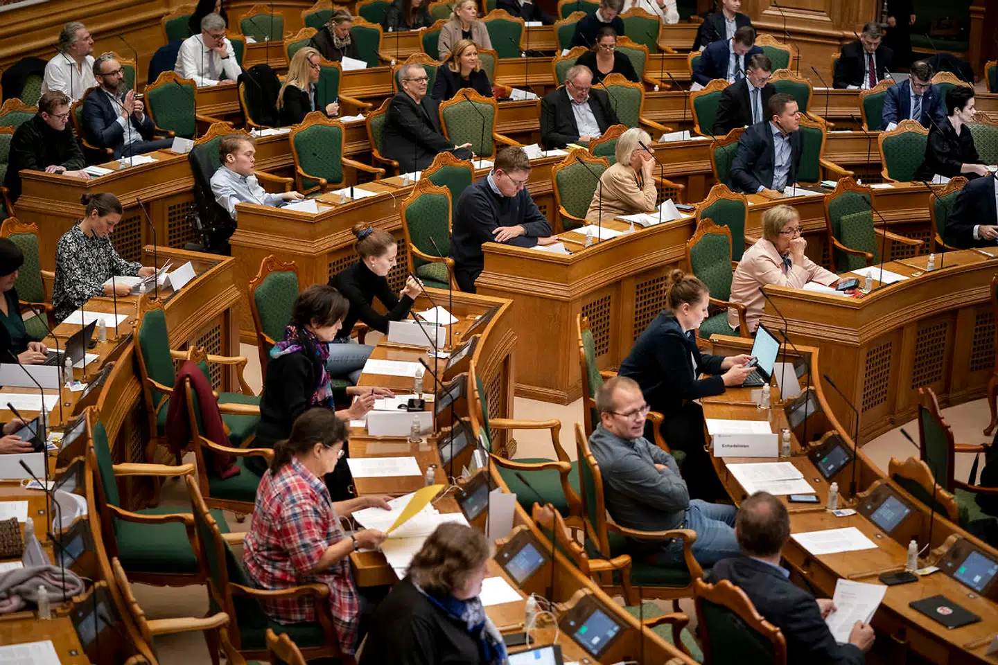 Regeringen vil lukke for store dele af Folketingets arbejde på grund af coronakrisen.