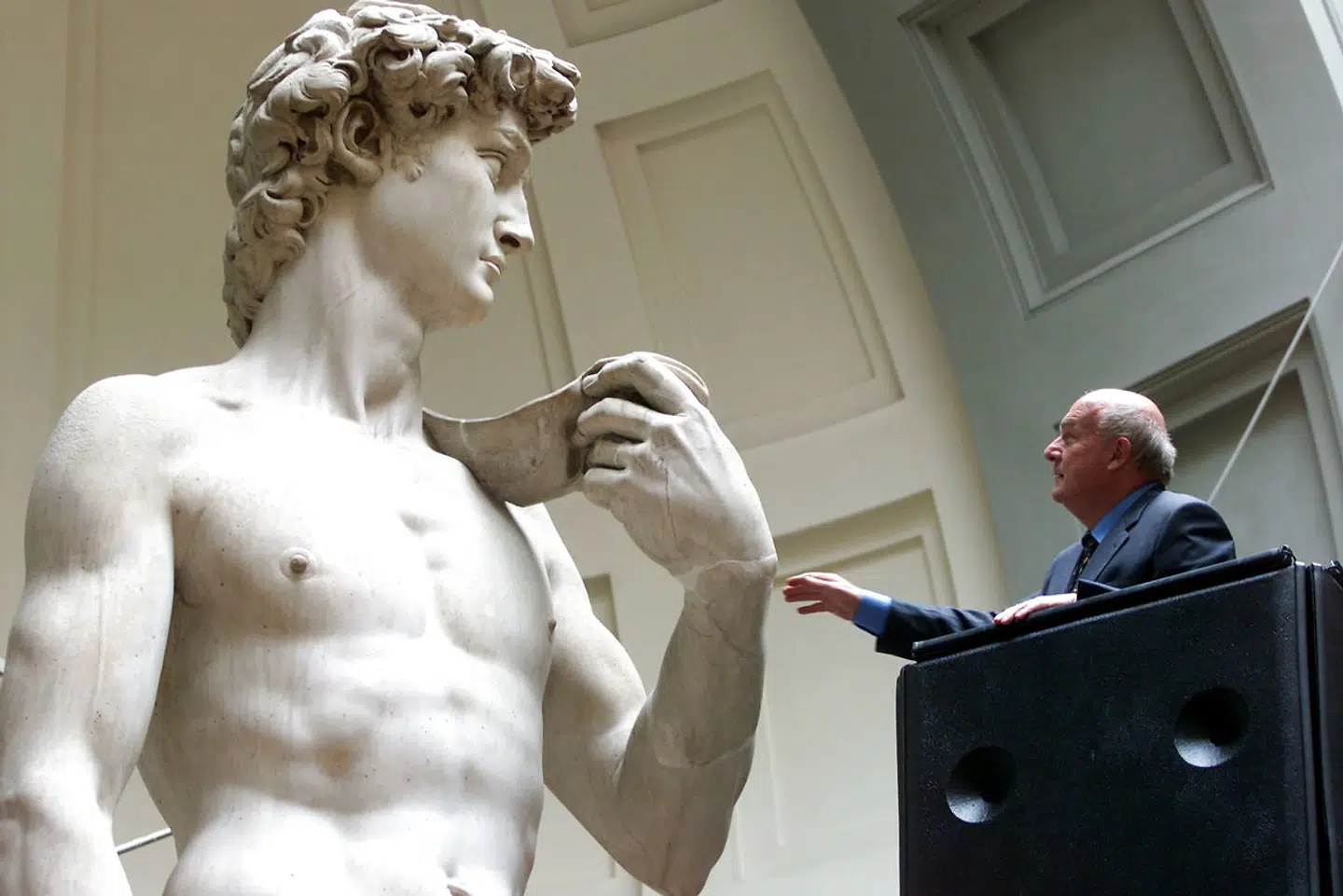 Er det monstro et medlem af SFs nyoprettede skønhedspoliti i færd med at sætte et advarselsmærkat på statuen af David i Galleria dell'Accademia i Firenze?: Arkivfoto: EPA PHOTO ANSA MARCO BUCCO DEF-hh
